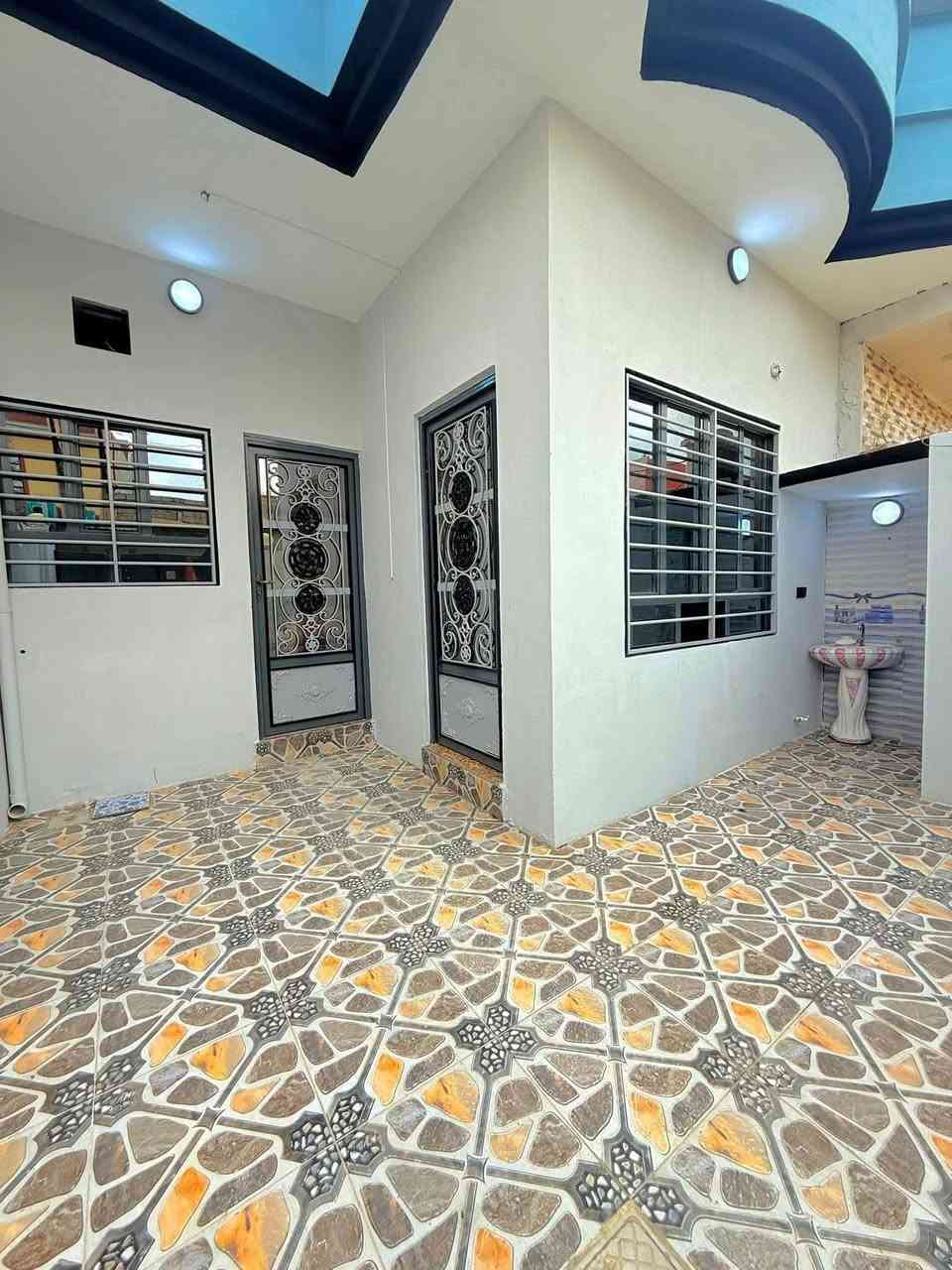 بيت 🏠 للبيع  مساحة 125 متر حي الانتصار شارع 60 مقابل المستوصف المربع الذهبي  بيت فول فول سند طابو الزهور يتكون من غرفتين وهول ومطبخ وصحيات  (السعر 80 وبي مجال) للاستفسار مكتب ابو صفوان العقار اتصل على الارقام التالية  
*********** واتساب✅                  ***********.   واتساب ✅
