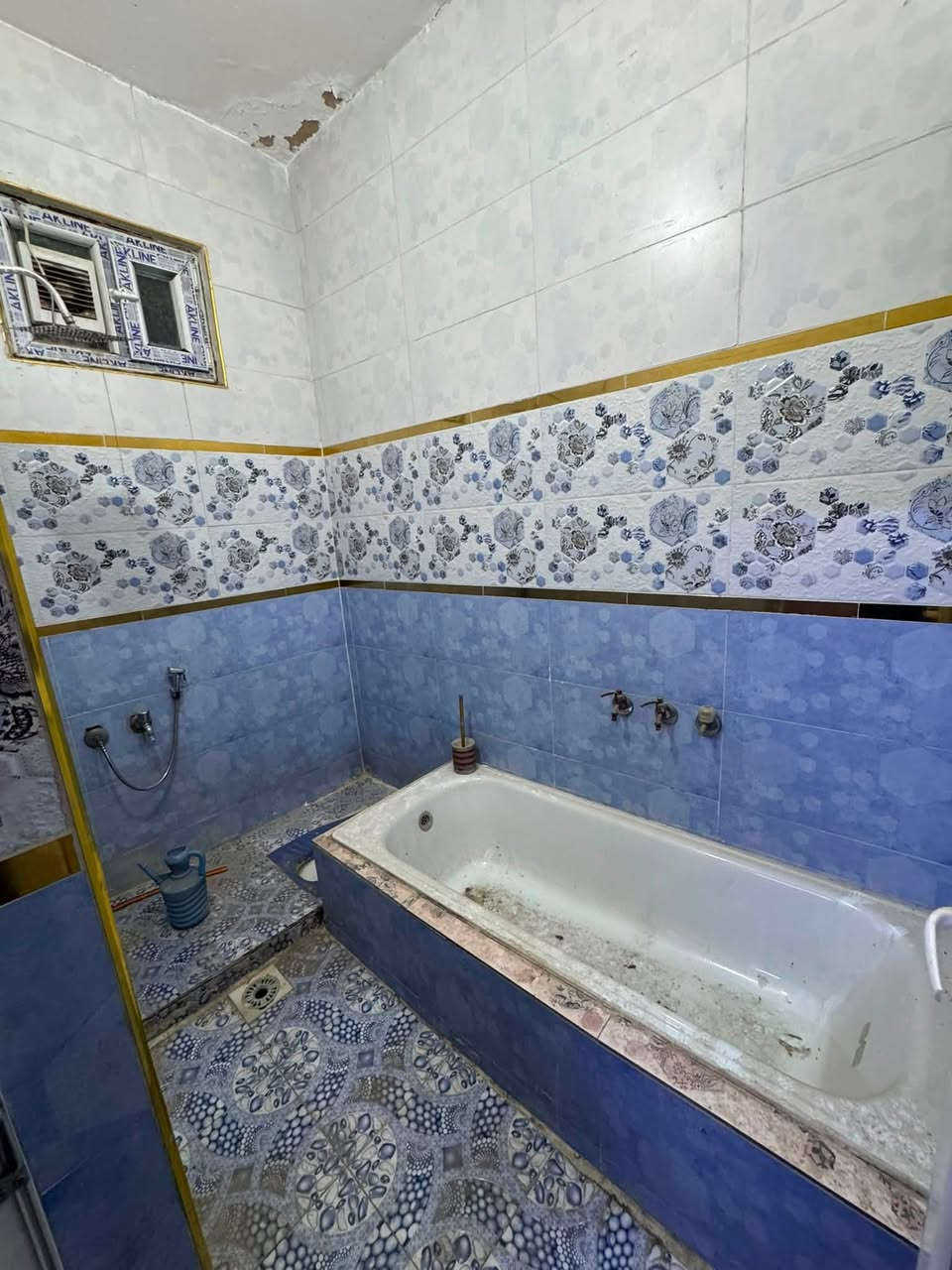 السلام عليكم
بيت للبيع مساحته 50 متر طابو زراعي سند 25 الك حق التصرف /عنوانه الشعب حي البساتين مقابل محطة وقود سما بغداد 
تفاصيل البيت : تواليت خارجي + اسقبال + حمام وتواليت مشترك + مطبخ حولي كبير + منور + غرفتين نوم بالطابق الثاني غرفة مخصصة للاطفال واخرى كبيرة / السعر 90 وبي مجال 
للتواصل ***********
