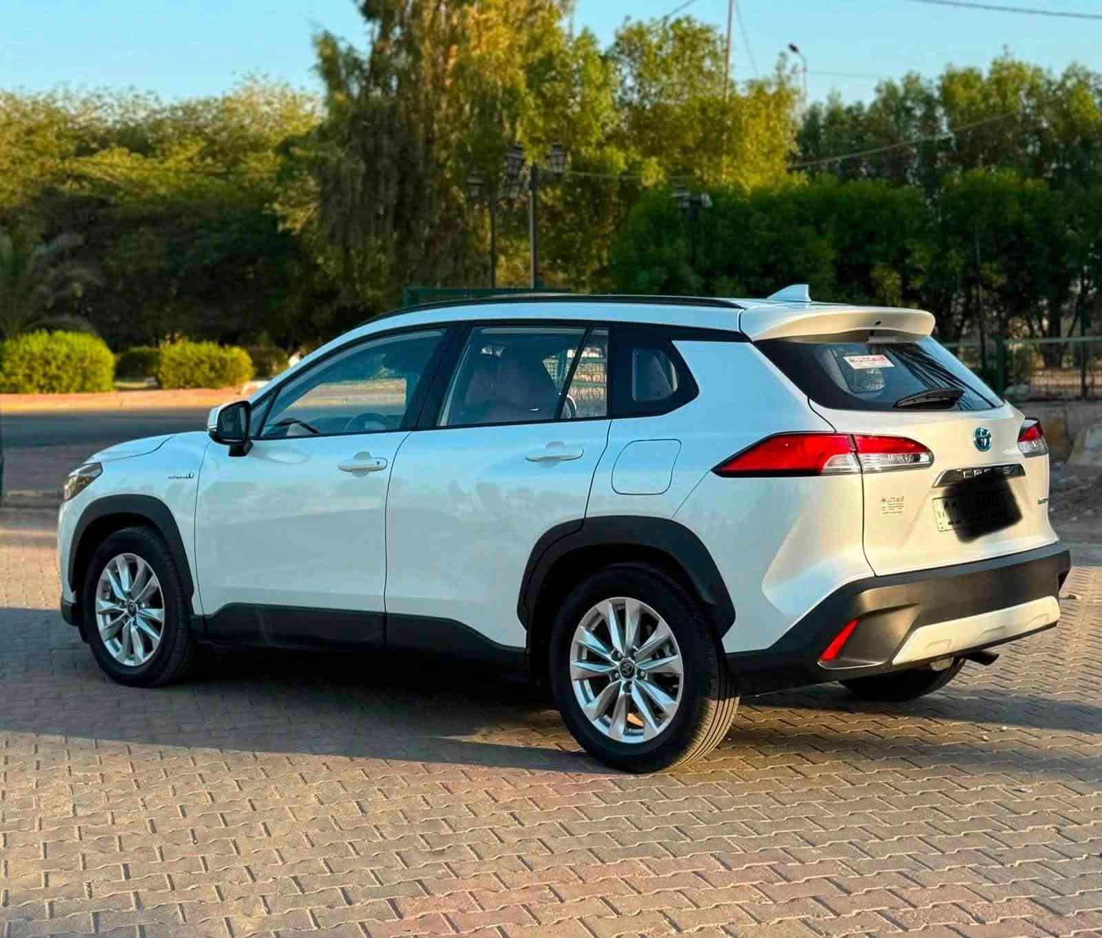 * للبيع في بغداد 🚗✨
* ‎​تويوتا كورولا كروس (Toyota Corolla Cross) موديل 2025
* ‎ماشيه 18000km
* ‎ بحالة ممتازة جداً،  مكفولة سيارة عائلية، اقتصادية، وعملية بكل ما تحمل الكلمة من معنى.
* ‎​الحالة: ممتازة جداً بحالة الشركة
* ‎​المواصفات:
* ‎​تبريد مركزي ممتاز قطعتين
* ‎​شاشة ذكية مع كاميرا خلفية
* ‎​نظام هايبرد
* ‎​تحكم ستيرن كامل
* ‎​بصمة تشغيل ودخول 
* ‎كشنات مخمل 
* ‎سلايد روف 
* شاشه ابل كار بلي وكامره خلفيه 
* ‎بلإضافة إلى زنون بلادي اصلى وحمالات سقف وبلوجكتورات  
* ‎​السعر: (27.300 بيع بيه مجال بسيط)
* ‎​رقم الاتصال: *********** 
* ‎​📍 مكان تواجد السيارة: بغداد 
* ‎📞 للاستفسار والتفاصيل أكثر يرجى الاتصال أو مراسلة الخاص حصراً، ورزقنا ورزقكم على الله. بغداد, العراق

