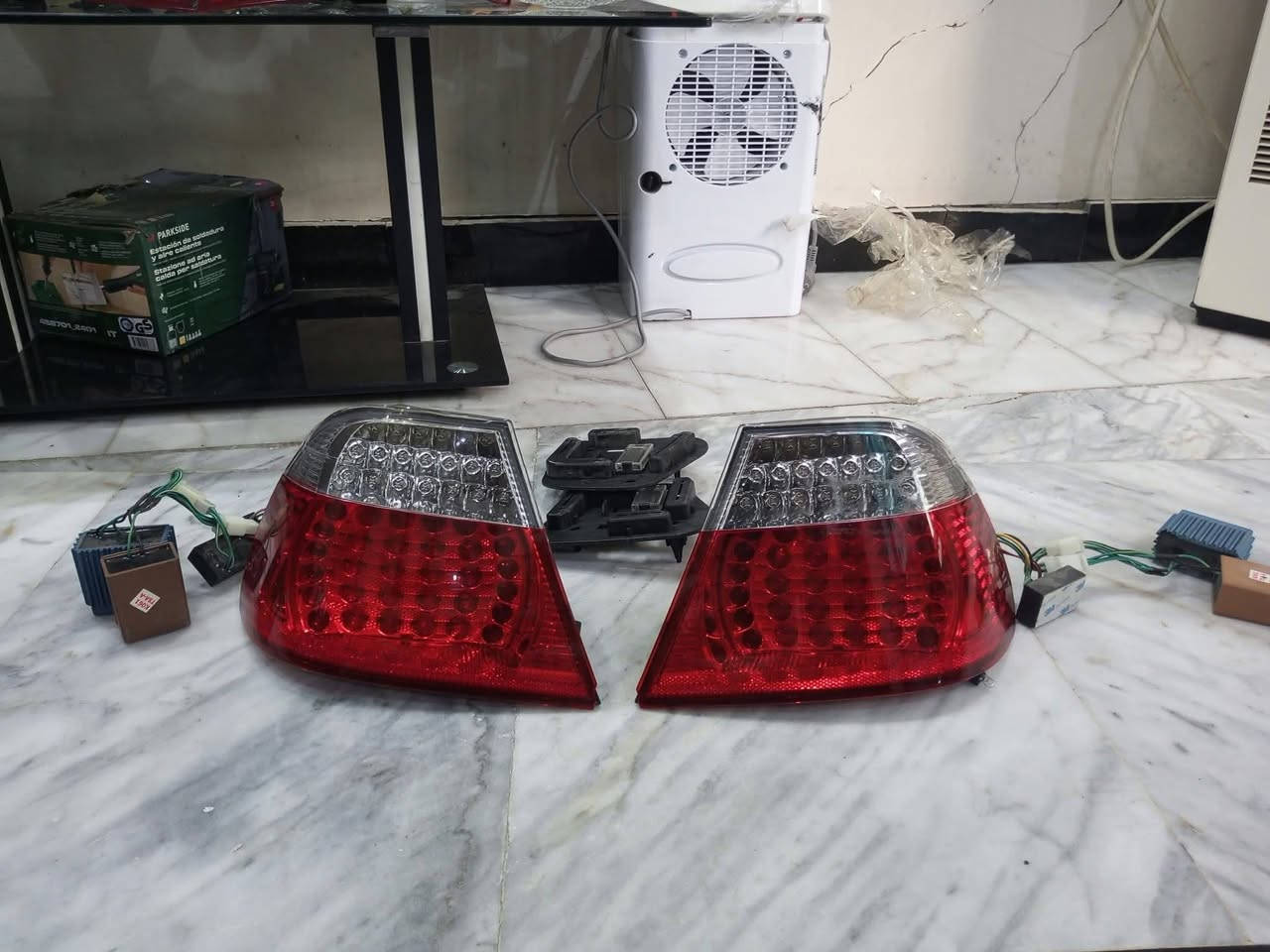 السلام عليكم حبايب
قاعدة كاملة نظيفة جدا e46 
دعامية خلفية m e46 يرادلها ترتيب 
بك لايت e46 تك باب ١٥٠$ 
تحياتي للجميع 
***********
