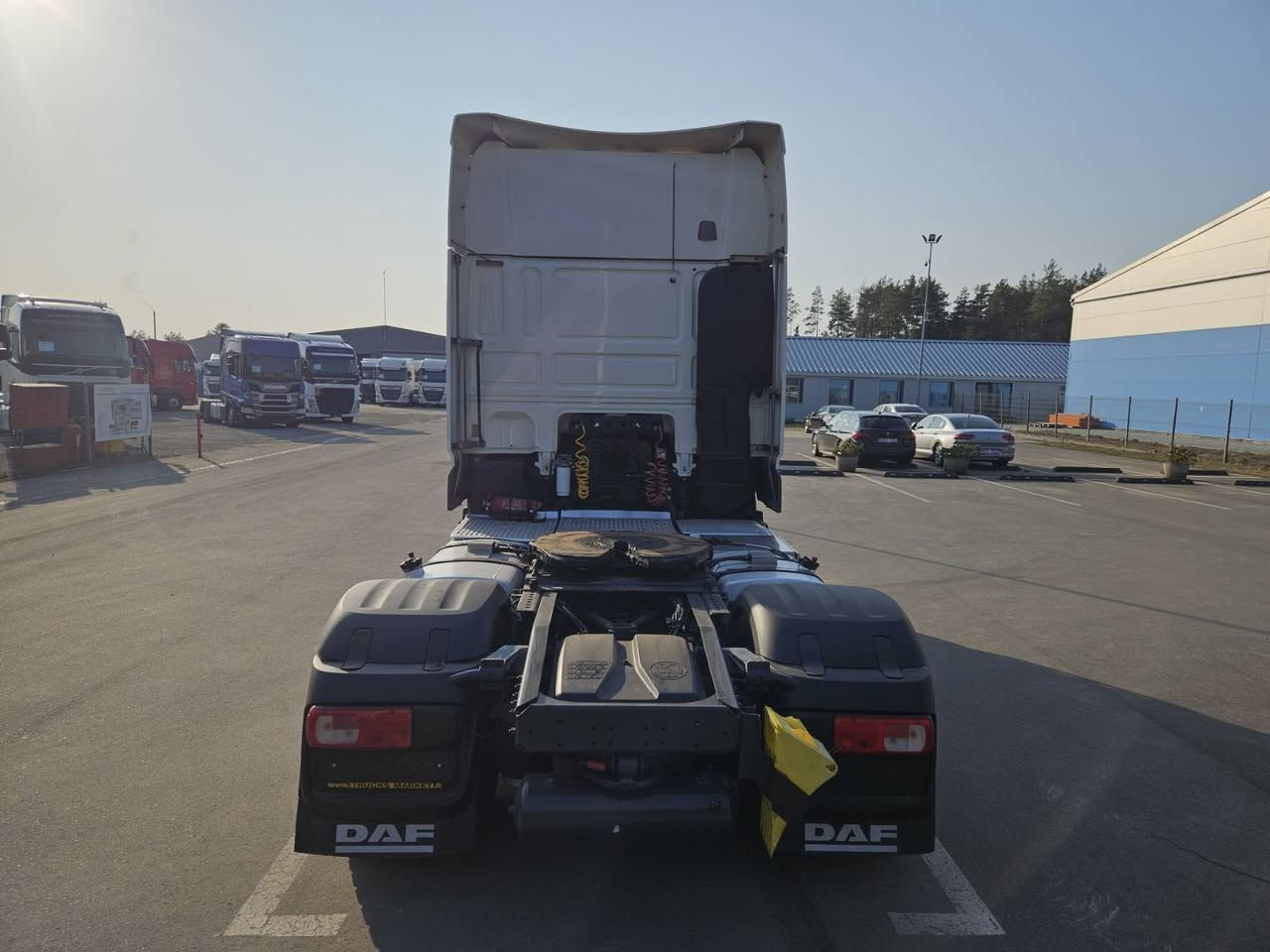 🚛 DAF XF 480 | موديل 2019 🇫🇮➡️🇮🇶
للبيع قاطرة DAF XF 480 موديل 2019، وارد من فنلندا 🇫🇮
السيارة حالية في فنلندا وقريباً تصل إلى أربيل 🇮🇶، بمواصفات أوروبية ومناسبة للعمل والنقل لمسافات طويلة.
🔹 المواصفات:
الماركة: DAF
الموديل: XF 480
سنة الصنع: 2019
المحرك: PACCAR MX-13
القوة: 480 حصان
سعة المحرك: 12.9 لتر
الانبعاثات: Euro 6
القير: أوتوماتيك TraXon – 12 سرعة
نظام الدفع: 4×2
الكابينة: Space Cab / Sleeper
الممشى: تقريباً 926,000 كم
بلد السيارة: فنلندا 🇫🇮
الوصول: أربيل 🇮🇶
⭐ وصف السيارة
قاطرة DAF XF 480 معروفة بقوة محركها واعتماديتها، ومناسبة جداً للنقل لمسافات طويلة. السيارة مختارة من السوق الفنلندي، وتتميز بمواصفات أوروبية ومحرك MX-13 بقوة 480 حصان مع قير TraXon أوتوماتيك.
السيارة حالياً في فنلندا، وقريباً تصل إلى أربيل.
🔍 الفحص والمعاينة متاحان عند وصول السيارة.
💰 السعر
السعر خاص للجادين فقط.
📞 للاستفسار والحجز
***********
***********
🇫🇮 فنلندا → أربيل 🇮🇶
🚛 DAF XF 480 — 2019
فرصة ممتازة لأصحاب النقل والشركات.

