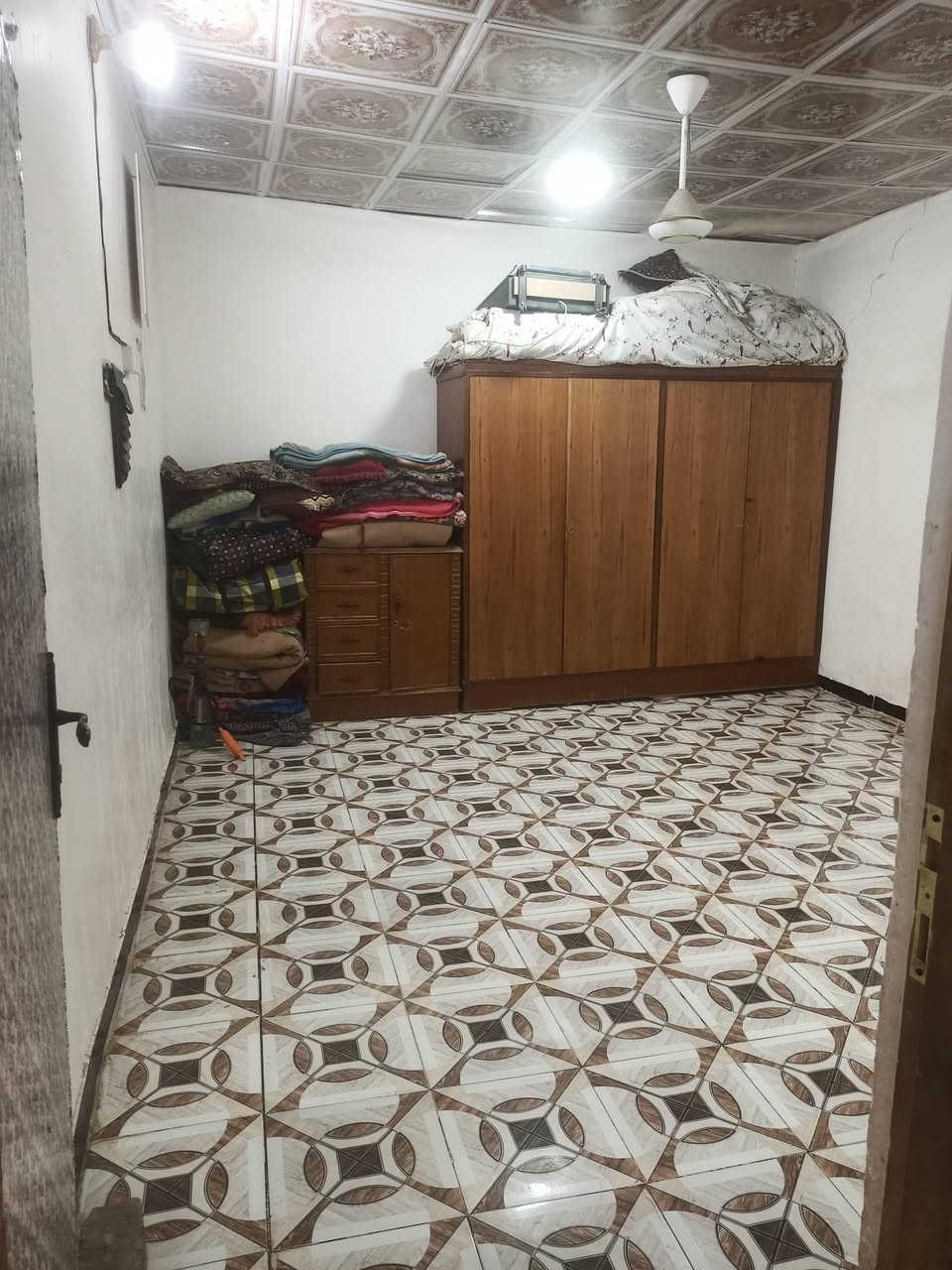 سلام عليكم بيت للبيع مساحته 75 متر عكاده بناء بلوك المكان كوفه دور الحوزه السعر {12} وبي مجال الستفسار ***********
