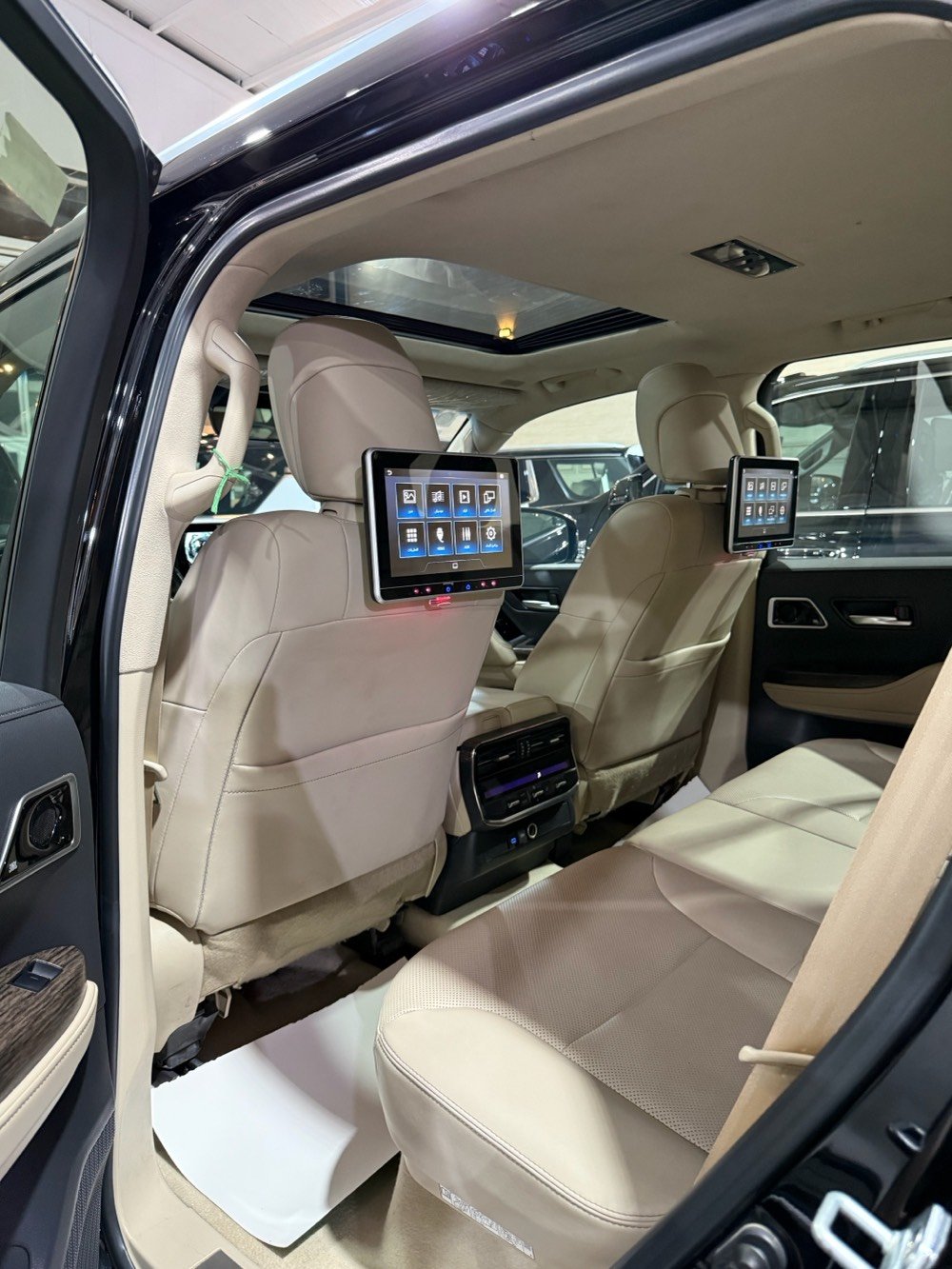 * لاندكروزر  vx لمتد 2023 بغداد مغلفه ppf
* ⁠سعد العبيدي (***********)
* ⁠جعفر (***********)
* ⁠السعر (66.500 $) مغلفه ppf
* ⁠الفئة:  LIMTED  /  VX تنفس طبيعي
* ⁠داخل جلد بيجي اصلي 
* محرك 6 سلند (4000 cc) 
* ⁠العداد (29750) رقم بغداد 
* ⁠رادار امامي - رادار خلفي - رادار جانبي (نقطة عمياء) 
* ⁠تحديد مسار قيادة ذاتية 
* ⁠شاحن وايرليس امامي 
* ⁠هاندبريك بصمة لايت اوتو 
* ⁠ماوس تغير وضعيات القيادة 
* ⁠بصمة تشغيل بصمات ابواب عدد (5).
* ⁠سماعات تويتر (JpL) شاشة دجتل
* ⁠شاشة كبيرة اصلية 
* ⁠شاشات خلفية عدد (2) 
* ⁠4 كامرات (360 درجة) اصلية 
* ⁠فتحة سقف (سلايت) لايت ثلاث عدسات
* ⁠الكراسي الامامية كهرباء 
* ⁠كراسي الامامية تبريد تدفئة 
* ⁠مقاعد (7) راكب  فور ويل (4*4)
* ⁠ثلاجة وسطية جنطة كهرباء  
* ⁠داخل صاج تشغيل عن بعد
* ⁠علامة لاندكروز الضوئية بالابواب
* حساس امامي خلفي مري طي كهرباء مري جانبية نيكل 
* ⁠قبضات ابواب نيكب ترايش ابواب نيكل 
* السعر  (65.500 $) رقم بغداد كامل
* العنوان :- بغداد النهضة الشآرع الثآني  معرض الناجي سعد العبيدي 
* ⁠للاستفسار هـ(***********) (***********)