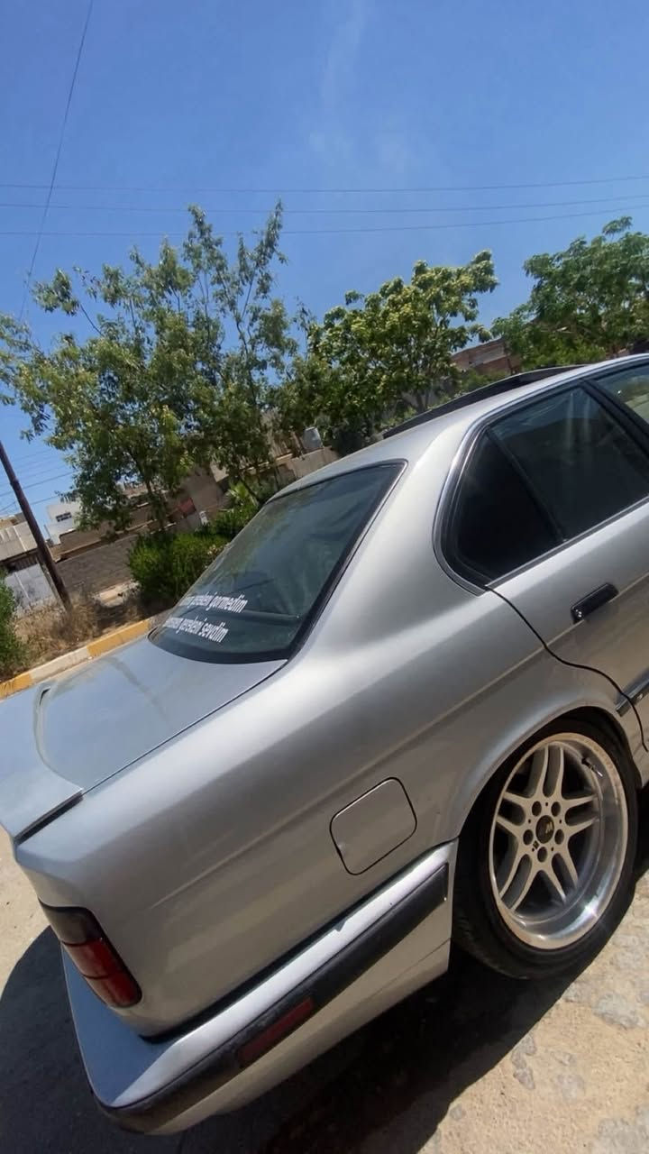 سلام عليكم 
BMW 525Ai 1992 اوتماتيك سلايت 📦
🩶 سلفر صفاحها موس 
 مكينة 25 كبس عدلة
  كير اوتماتيك 
اكسل خفيف ١٢٠ رونك جوه الـ 2 
سلايت 
جام كهرباء 

كير مكينة اكسل شرط لا صرف لا نفخ لا بخار لا خربطه لا طبة بالكير / ترايك للـ 200
دكمة S و الثلج يشتغلون ❄️

❄️❄️ تبريد منضومه جديده من الف للياء حتى الدكتات بدلتهن كلفني مليون بس شرط ثلاجة والفيديو جوه بالمنشور 

سنوية 2031 رقم اربيل بأسمي تحويل وكاله شرط
بطاقة بانزين 
هزه براد جديد 2027 

كشنات جلد اسود شخط مبيهن 📦

تخم تايرات نص شبح جديد لوك جواها 🛞

وياله خليه بلادي اصلي مختم 🛞

منضومة زنون عالي ناصي بلاجكتور سوارات اشاير سكنات تريشه كله ابيض لايتها نهار كلفني 250 الف 💡

سستم صوت دمام وسماعات وشاشه وامبلي فاير شرط تتونس ع صوتها كلفني 300 الف 🎶

سستم بوابات اكزوز ريمونت تنفتح وتنسد شرط تكعد المنطقة كلفني 200 الف 

باقي الترتيبات من جام بلورايز من تضليل من بردات وسوالف الداخل كوب هولدر ذني ماحسبهن بس اذكر اضافات السياره 

سياره عايزه بس سايق 
متواجد واتساب وماسنجر *********** فقط واتساب الرقم

السعر 80 بيع ومراوس مكان كركوك وبي مجال كلش بسيط حك الجيه 
السياره مابيها اي نقص 

قسط مابيع مقدماً
