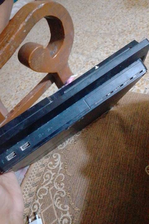 ps3 slim..مهكر بدون يدات السعر 120بس