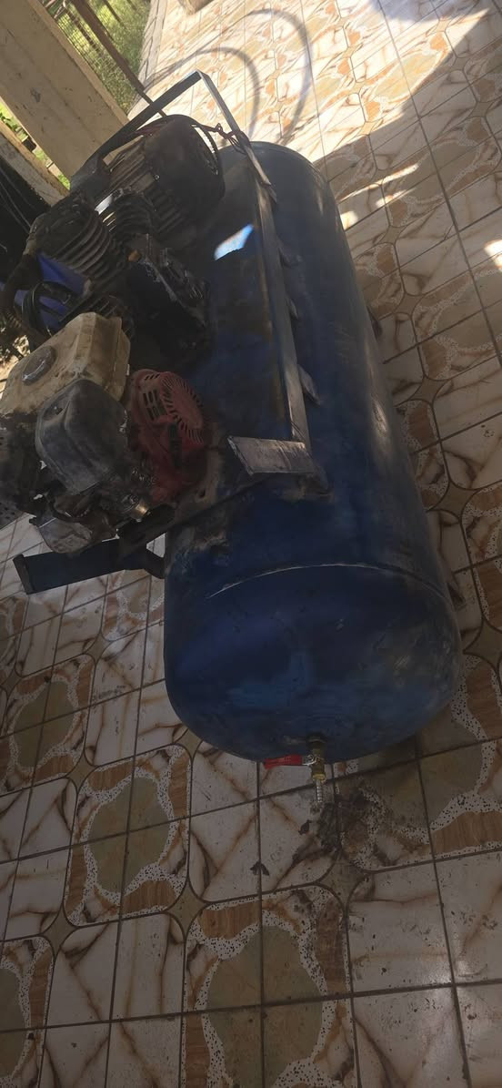 كنبريسر للبيع حجم ٥٥٠ عل فحص ثقيل ثقيل جدا  صناعه إيطالي  كهرباء اثريفيز وبانزين ضغط عالي الشراي يجي خاص او ينتصل عله الرقم ***********العنوان حله السعر انتصل وتدلل
