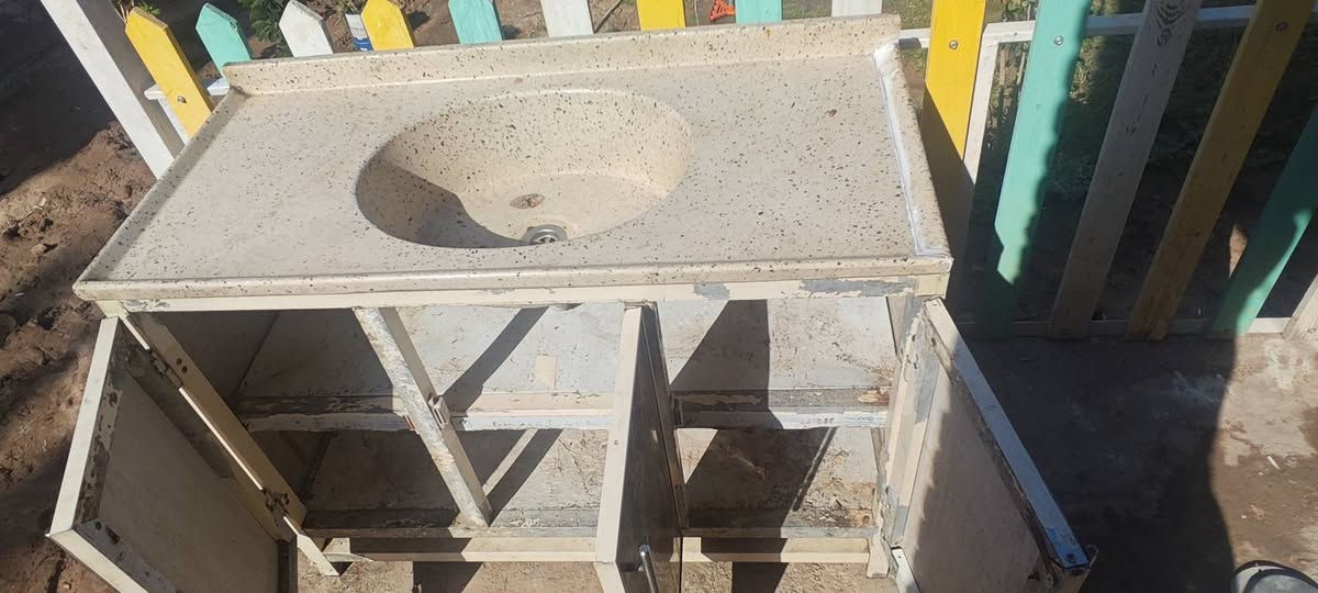 سلام عليكم كاونتر للبيع 3 قطع يرادله ترتيب مثل ما واضح ب تصوير مكاني بغداد قرب بوب شام سعر ب 250 وبي مجال 
***********
