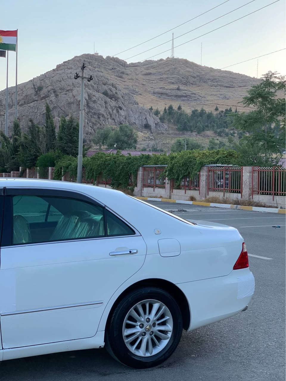 شاهانە ٢٠٠٦ / ١٨٢ گێڕ گەورە بەسمە ڕەساسی 
٢ دوگمەی ناو زەرد کامل مەسروف پۆڵیش و قەڵەم کاری تازە بۆی کراوە بەس برێکی نەبەستراوە جامەکانی هەڵگیراون گێڕ و مەکینە و تەبرید سارد و گەرم بە شەرت ٤ تایە و ویلی نوێی لە ژێرە سەیارەکە ماڵی دۆستە کۆدی بە ناو خۆمانە پلێت و باڕکۆدی ماوە ٤ بەسمەی حوڕ کراوە ئاوێنەکانی دەخەوێت کەڤەر گۆڕاو لێدراو سەقف بە شەر بەس شوێن بڕاوەکانی بۆیاغە نرخی 51 گەڵا مەجالێکی برایانەی تیایە ..

*********** رانية, السليمانية
