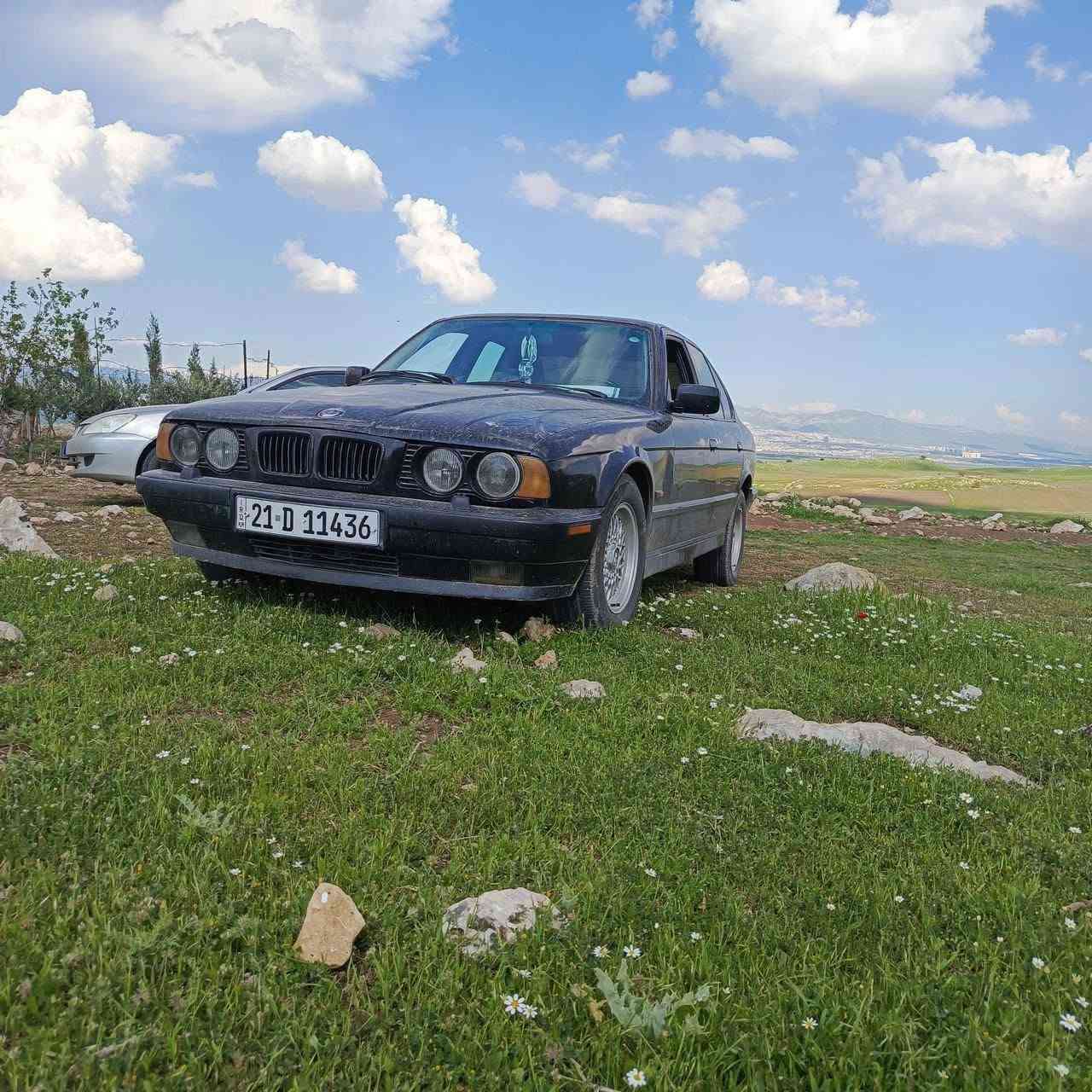 سڵاوی خواتان لێبێ
BMW 525i.   مۆدێلی 1991
سەیارەکە بەس ماشااللە ئەوێت پێش و پشتی کەپسە 
گێڕ و مەکینە بەشەرت چوار تایەی لۆکی لە ژێرە
سەنەوی تا 2031 تازەیە 
ناوی لەدەرەوەی جوان ترە 4 بەرەدرگای لۆکی بۆ بەسراوە 
سەیارەکە لە قووەتی خۆی بێزارە
کارەبای بەشەرت
دەوری ٣٠٠ هەزارێ غەرامەی تیایە دوای معامەکە ئەگەڕێتەوە 
سەیاروکە بەناوی خۆمانەوەیە تەحولو وەکالە بەشرت
نرخ  53 گەڵاو مەعامەلەیەکی برایانە
***********
بەس ڤایبەرو واتسئاپی لەسەرە
