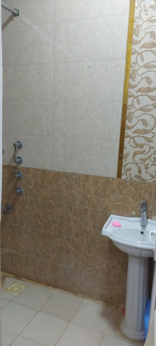 بيت مساحه ١٠٠ متر طابق ونص بناء درجه اولى صب رفت مسلح بناء طابوق جمهوري كربلاء شارع بغداد عمود ٣٧ واتنزل المنطقه تبليط ومجاري كربلاء حي الحوراء
السعر ١٢٠ وبي مجال

للاستفسار الاتصال عل 

***********
