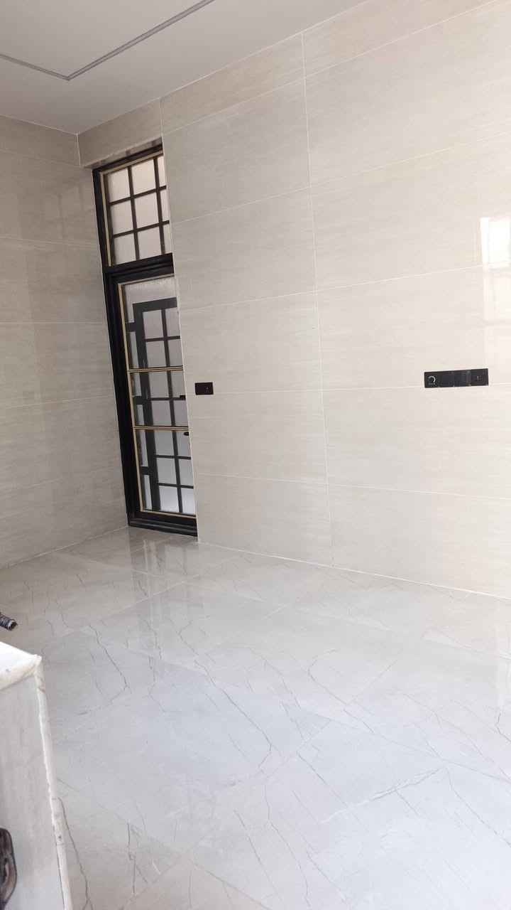 *السلام عليكم*

*يوجد بيت للبيع - كربلاء / خلف السفارة التركية*

🏠 *المواصفات:*
▪️ المساحة: 100 متر
▪️ البناء: طابقين طابوق جمهوري - بناء حديث
▪️ التفاصيل: 4 غرف نوم + صالة + استقبال + مطبخ + 3 صحيات

📍 *الموقع:* كربلاء - خلف السفارة التركية (موقع مميز)
📄 *الجنس:* طابو زراعي سند 25 قرار محكمة
💰 *السعر:* بسعر كلش مناسب

📞 *للاستفسار والاتصال:*
***********
***********

*مكتب سيد رياض الأعرجي للعقار*
---

