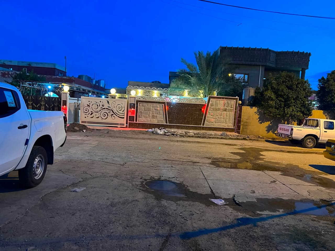 السلام عليكم ..داران للبيع واحد بصف الثاني مدخل دوميز في البداية قرب الباب الرئيسي مساحة كل دار  ٣٠٠ متر واحد طابقين يتكون من الطابق الارضي ٤ غرف ومطبخ وصحيات والطابق الثاني ٤ غرف وصحيات ..والدار الثاني طابق واحد ٤ غرف وصحيات داخليه وخارجية..
للاستفسار الاتصال بالرقم ***********

