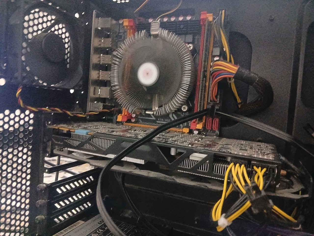 السلام عليكم pc للبيع
المواصفات
المعالج xeon e5 2650 v2 
الرامات 16gb ddr3 قطعة وحده والسلوت الوحيد الشغال
كرت الشاشه gtx 760 2gb نسخة 3 van
المساحة 256 ssd للنضام 500gb hdd للالعاب
فقط كيس وكيبل باور
الكيس نضيفه وفحص امام المندوب
مثبت عليهة لعبة gta 5 
سعرهة250 الف متوفر توصيل مجاني لكل العراق
مكاني بغداد المعامل بستان سامي
ملاحضة في حال التوصيل دفع عربون ٥ الاف دينار او اذا تحب تجي وتفحص كل الهلا 
ارقام التواصل واتساب
***********
*********** بغداد, العراق
