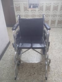 عربانة مسنين • بريكات • جلد اسود