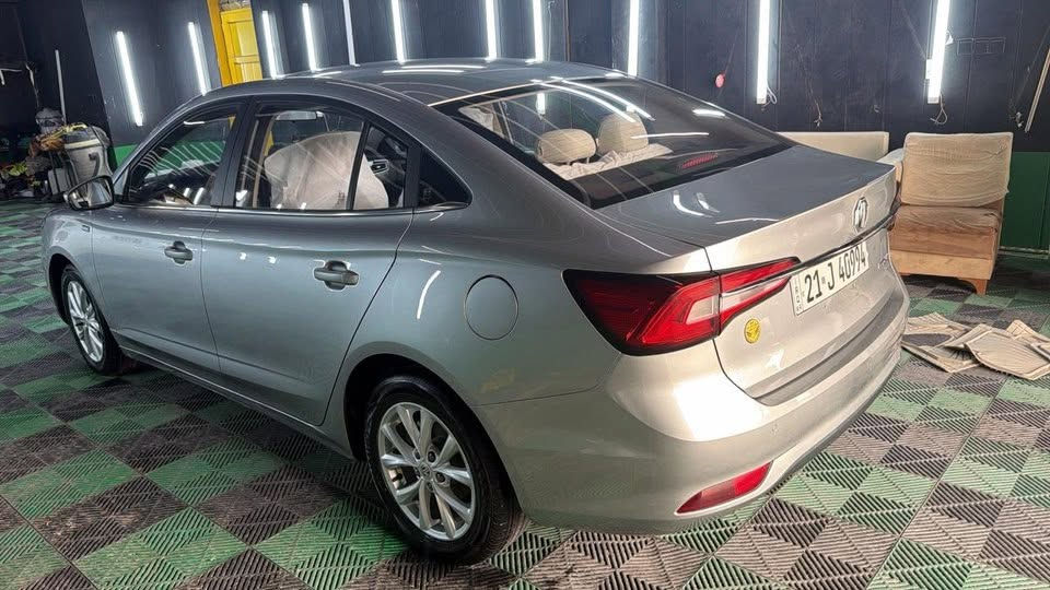 MG 5 2024 comfort
بێ بۆیاخ بێ سارد 
ماڵەکە دیارە
تەنها دۆسەی سایەق لە لاوە ئەو قوپاوییەی هەیەو تەواو
ماڵی دۆستە
نرخ ٩٨ گەڵا و مجالێکی برایانە
***********
