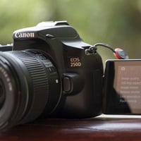 كانون 250D للبيع مع بطاريتين وشاحن وجنطه 07832380804 توصيل متوفر