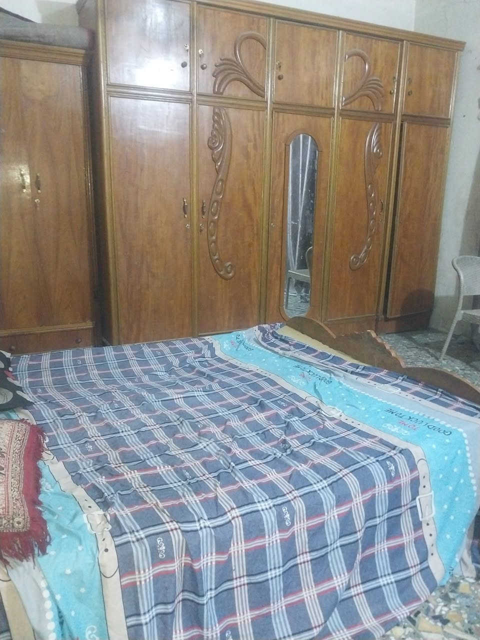 السلام عليكم
دار للبيع المساحه ٢٠٠م 
يحتوي على استقبال وصاله كبيره وثنين غرف نوم  وكراج كبير العنوان: الكرغوليه السايد الواحد قرب صيدلية احمد 
للاستفسار اتصال على الرقم : 
***********
