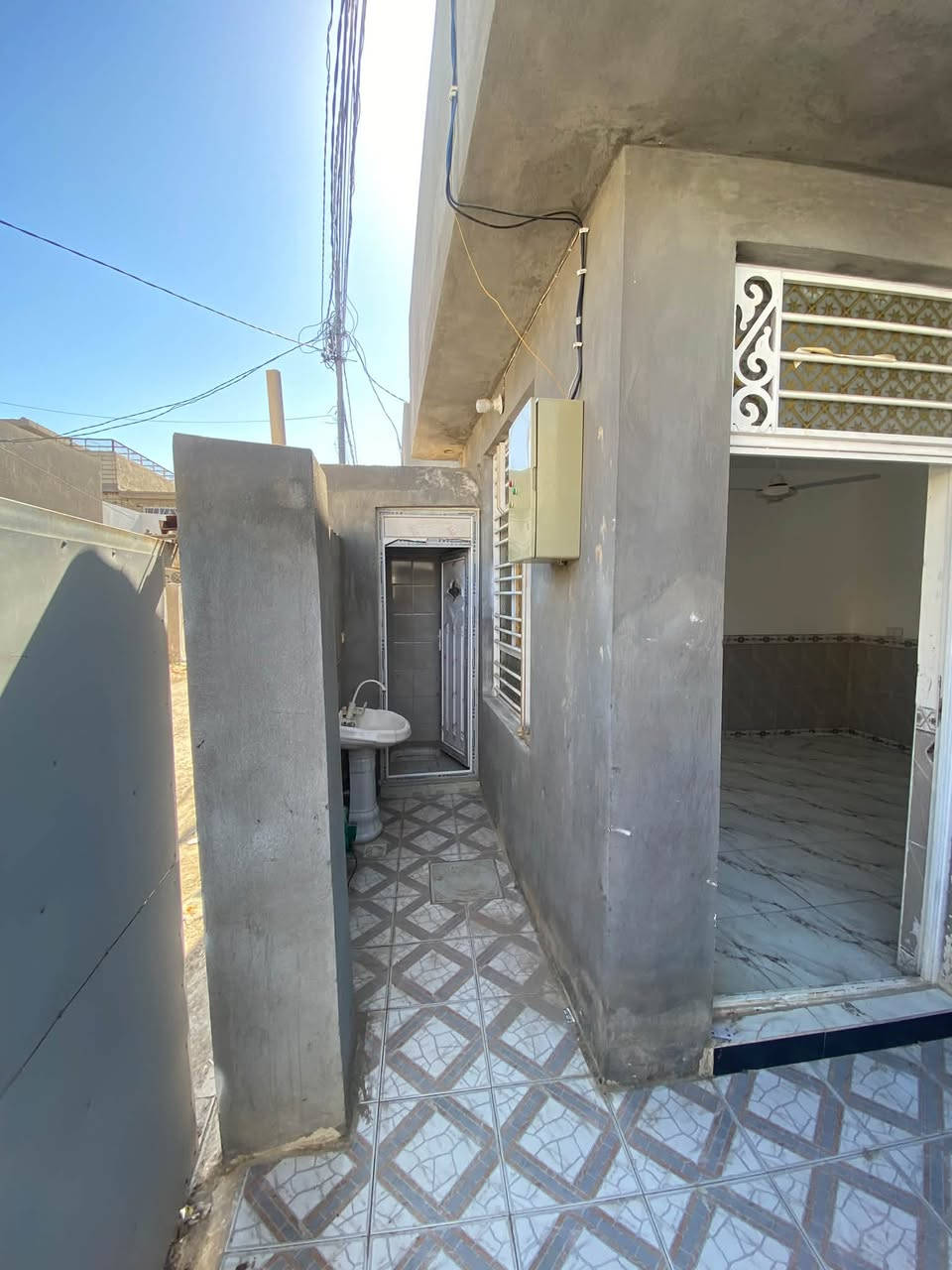 السلام عليكم 
بيت (ركن) المساحه 105م  سنه البناء 2025 بناء درجه اولى طابوك وسقف كونكريت يحتوي على استقبال وغرفه نوم ومطبخ وصحيات خارجيه وصحيات داخليه البيت داير سيراميك ونضيف 
يحتوي منور واسع سطح فرشي البيت بنائه كله درجه اولى بيت نضيف جدا جدا  كافه الصور والفيديوات موجوده بالمنشور 
الموقع حي المعليمن ~ شارع محمد الجواد قرب المولده الثانيه 
اي استفسار اتصال على الرقم 
***********
