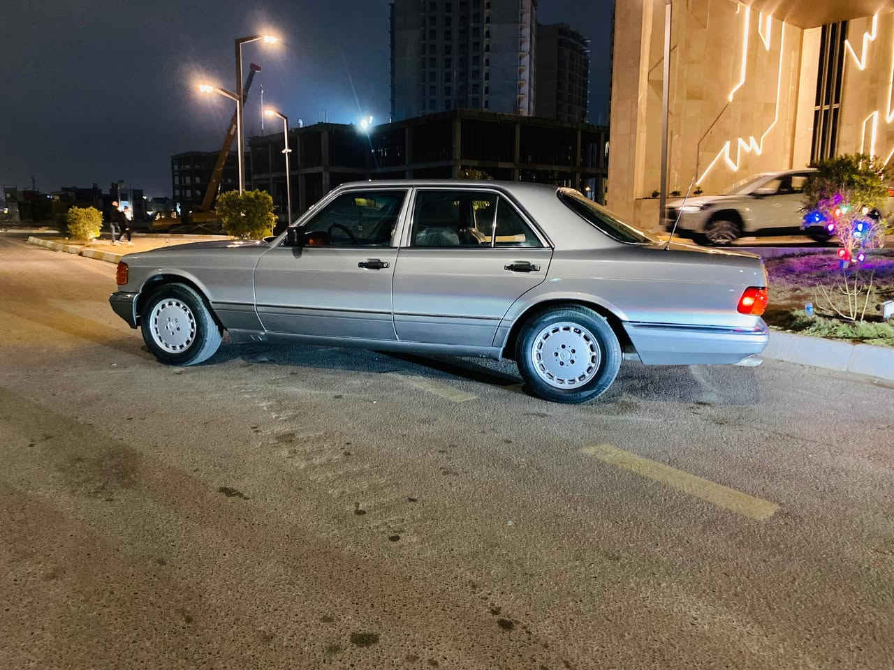 السلام عليكم 
مارسدس موديل 90 رقم جديد 
السيارة بأسمي مصبوغة عام مكان بغداد _ حي الجهاد 
رقم ***********
