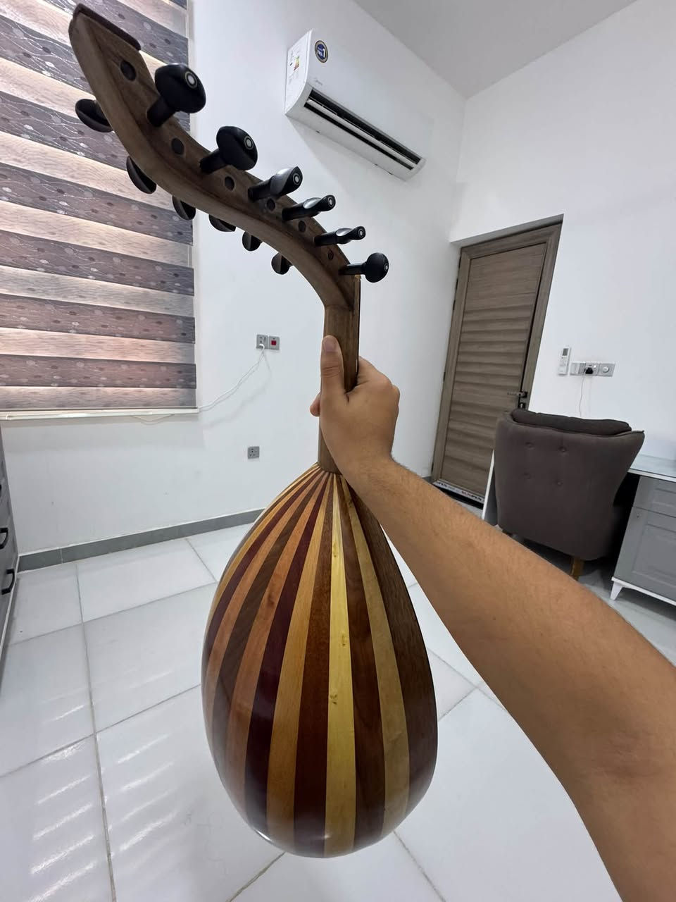 عود عراقي صناعه الاسطى سنان سمير2026
الوجه سيدار 
الضهر تشكيله اخشاب متنوعه مشدود عليه اوتار نوعيه ممتازه للبيع او المراوس بعود سحب سبب البيع اريد احول عود سحب ***********
