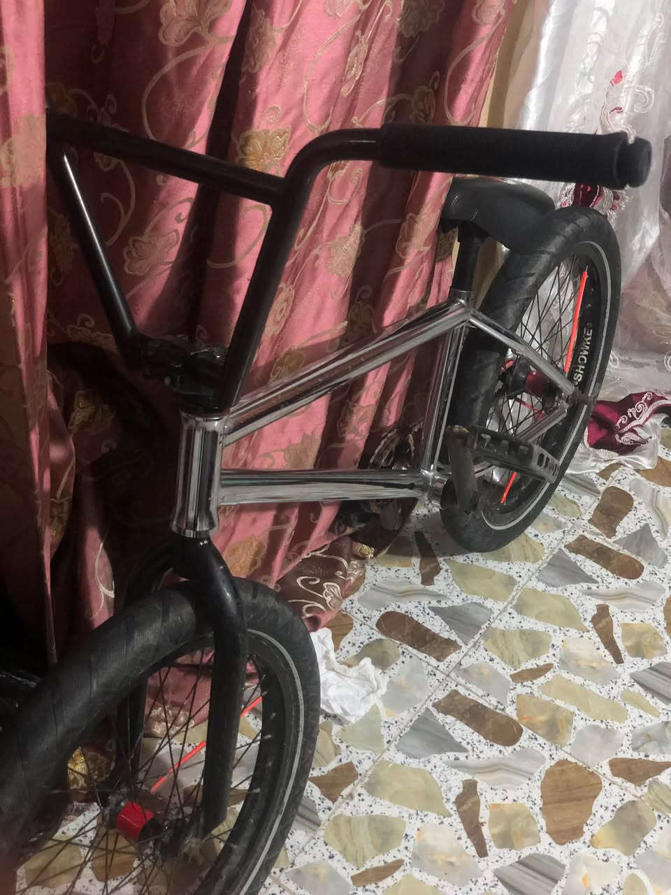 السلام عليكم بايسكل BMXشوكي لون ستيل ***********
تايرات اصلي جديدسعر 200 بي مجال للشراي
