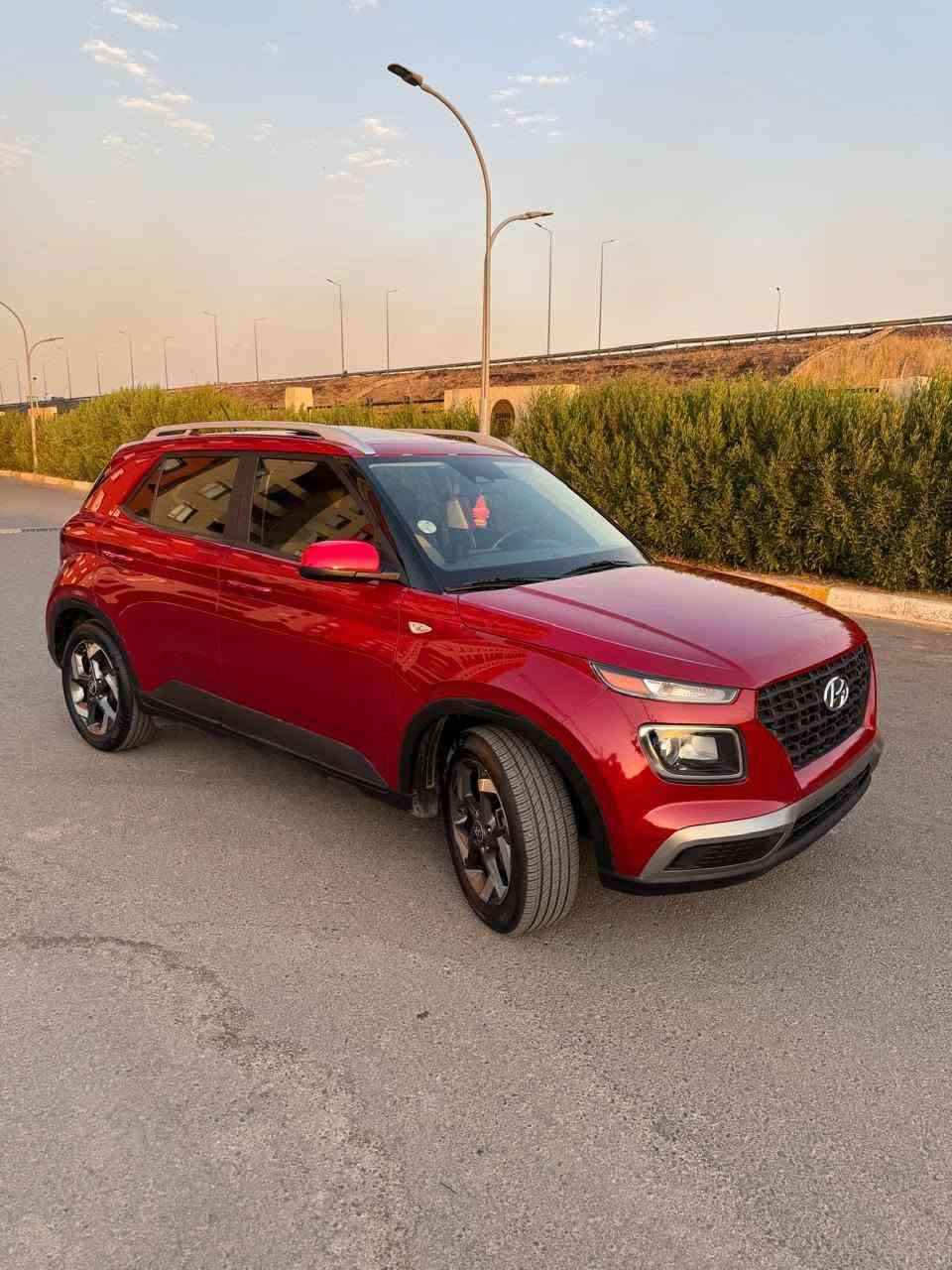 🚗 للبيع: هيونداي فينو (Hyundai Venue) موديل 2023 - فول مواصفات 🚗
​سيارة قمة بالنظافة، اقتصادية جداً، ومجهزة بجميع مواصفات الراحة والأمان، جاهزة للاستخدام والتحويل المباشر.
​أبرز المواصفات:
​الموديل واللون: 2023 - أحمر مميز.
​المحرك والقير: 4 سلندر سعة 1.6L اقتصادي جداً مع قير أوتوماتيك ناعم.
​الشاشة والتقنيات: شاشة وسطية تدعم آبل كاربلاي وأندرويد أوتو + عدادات ديجيتال بالكامل.
​المقصورة: مقاعد جلد وقماش مميزة بحالة الممتاز.
​أنظمة الأمان: تنبيه النقطة العمياء، نظام كشف المسار، مانع تصادم، وكاميرا خلفية مع خطوط توجيهية.
​الإضافات: تشغيل بصمة، دخول ذكي، ويل أوفر 17 إنش، سكك سقف، ومثبت سرعة.
​الحالة والضرر:
​صبغ بنيد فقط (حادث سطحي بسيط).
​كفالة شاصي، لغود، وأيرباجات سليمة.
​بشرط الفحص (مكينة، قير، كهرائيات).
​السعر والتواصل:
​السعر المطلوب: 130 ورقة ($13٫000) - وفيها مجال بسيط للجادين بعد المعاينة.
كفالة رقم 15 ورقة.
​المكان: [اربيل]
​للتواصل: [***********] / يتوفر واتساب. أربيل, العراق
