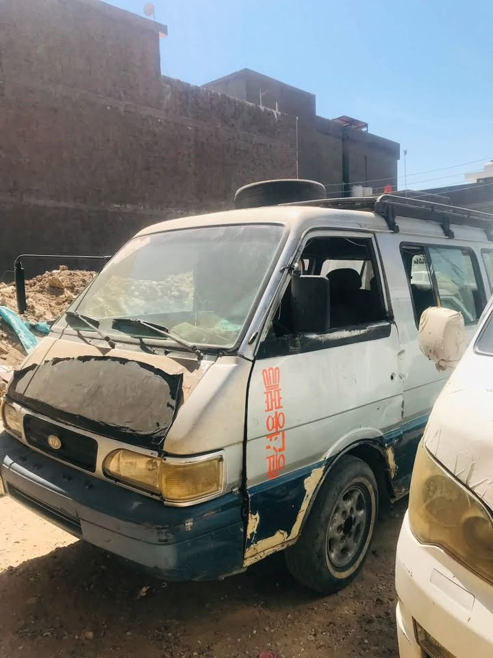 السلام عليكم سياره للبيع شرط تحويل وذا تريدها تسقيط هم ابيعها هيه ورقمها كامله روح سقطها او تحول بكيفك بعد عليها غرامات 950 الف وهيئة 400 الف طلع بيها صوت بالمحرك ماعرفه رايدها ب اربع ورقات فقط ‭***********‬
