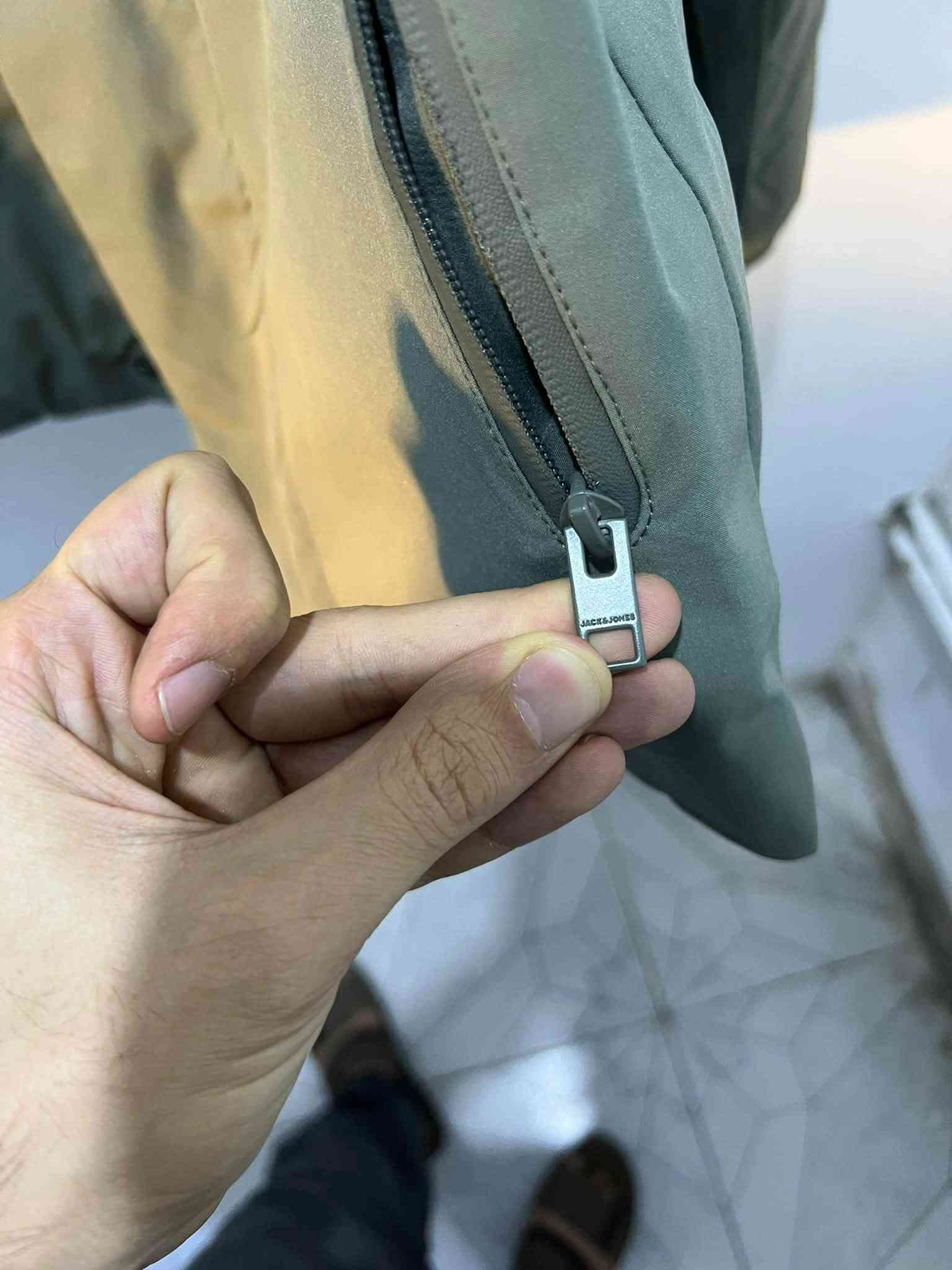 جاك جونز • مقاس M • لون زيتوني