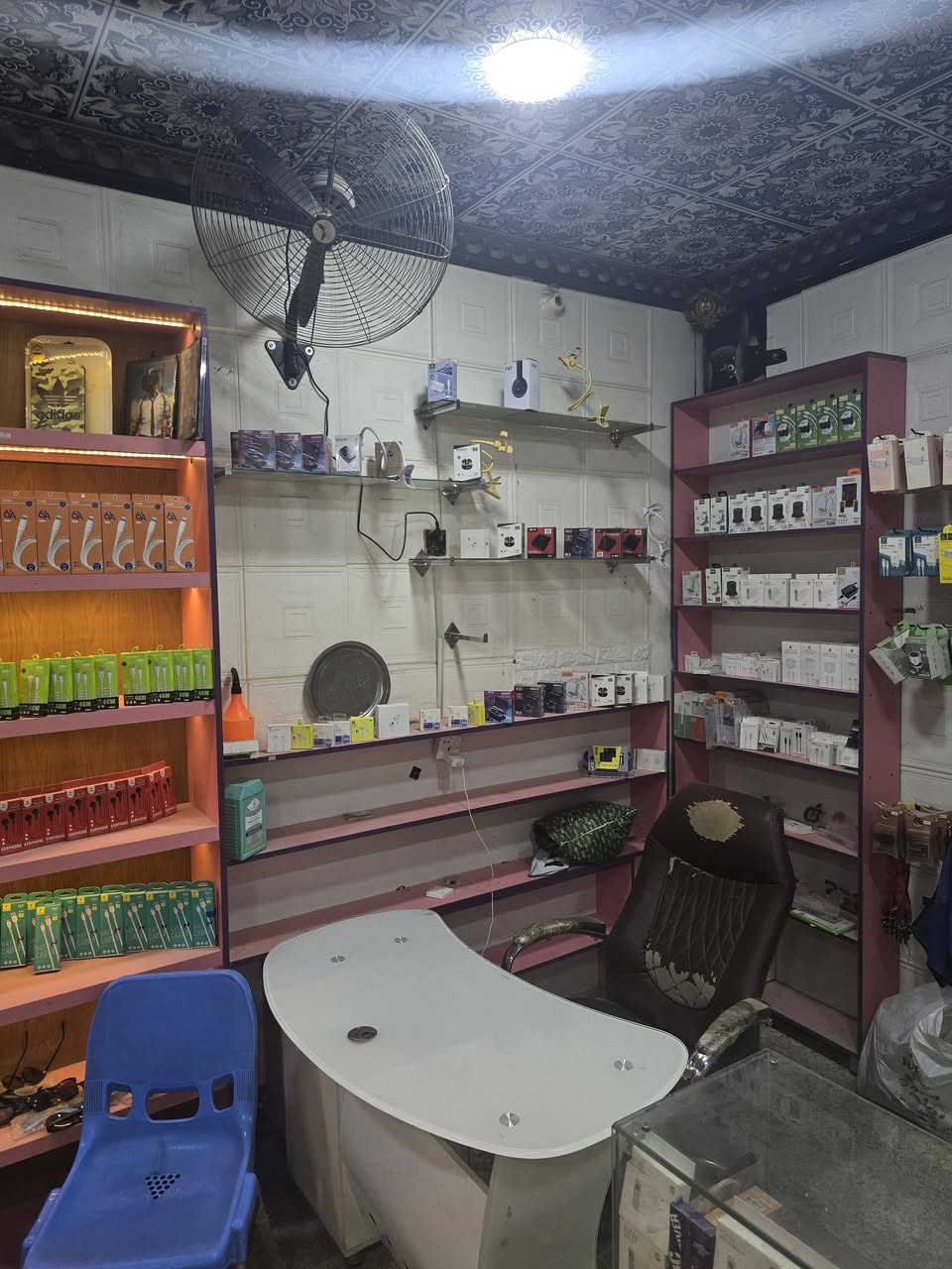فاترينات عدد٧ وميزين جام عدد ٢ وتعاليك مال مبايلات عدد٢ عنواني النجف كوفه ***********وتساب اتصال لاستفسار
