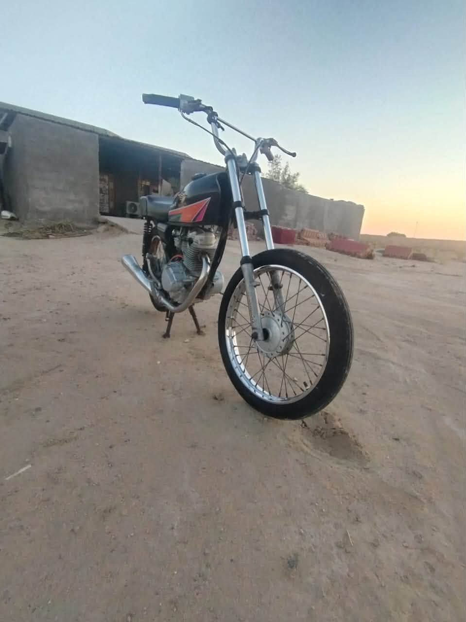 سلام عليكم دراجه للبيع مكفوله من كلشي ودرجه نضيفه ما متعوبه بس گطعت ولفات وهملتها رايدها 300 وبيها مجال حگ جيه وان شاء الله ما اقصر وياكم ***********
