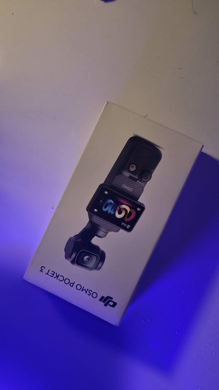 السعر 750
الرقم ***********

. كاميرا DJI Osmo Pocket 3
​الوصف: كاميرا جيب احترافية مزودة بمانع اهتزاز ميكانيكي ثلاثي المحاور (Gimbal) وشاشة لمسية دوارة.
​المميزات: تصوير فيديو عالي الدقة، تتبع ذكي لضيوف/عناصر الفيديو، وأداء ممتاز في ظروف الإضاءة المنخفضة.
​الملحقات الأساسية معها:
​غطاء وحافظة سيليكون (BRDRC): جراب لحماية جسم الكاميرا والشاشة والعدسة من الخدوش والصدمات.
​حقيبة تخزين صلبة صغيرة (aex): حافظة مدمجة مقاومة للصدمات لحفظ الكاميرا وملحقاتها أثناء التنقل.
​مقبض/وصلة تمديد: قطعة ملحقة تثبت في أسفل الكاميرا لتسهيل الحمل أو التوصيل.
​2. المايكروفونات وأجهزة الصوت
​مايك لاسلكي DJI Mic Mini 2:
​مايكروفون صغير جداً وخفيف الوزن، يوفر صوتًا نقياً عالي الجودة مع سهولة في التوصيل بالكاميرا أو الهاتف.
​مايكروفون احترافي Fifine AM8:
​مايك ديناميكي ممتاز لتسجيل البودكاست والتعليق الصوتي (Voiceover). يدعم توصيل USB و XLR مع خاصية العزل الاحترافي للضوضاء.
​3. مجموعة فلاتر العدسات (K&F Concept)
​تتضمن 3 فلاتر مغناطيسية مخصصة للكاميرا لتحسين جودة الفيديو:
​فلتر ND2-32 (Variable ND): للتحكم بمستوى الإضاءة وللتقليل من السطوع في التصوير الخارجي.
​فلتر CPL: لتقليل الانعكاسات على الأسطح الزجاجية/المائية وزيادة تشبع الألوان.
​فلتر Black Diffusion 1/4: لإعطاء لمسة سينمائية ناعمة وتقليل حدة الإضاءة الحادة.
​4. الذاكرة والشاحن المحمول
​كرت ذاكرة SanDisk Extreme microSDXC (سعة 128GB):
​السرعة: قراءة حتى 190MB/s وكتابة حتى 90MB/s.
​الاستخدام: مخصصة لتصوير الفيديو بدقة 4K UHD بكفاءة وسرعة عالية.
​شاحن محمول / بنك طاقة (Power Bank 5000mAh):
​السعة: 5000 مللي أمبير.
​المميزات: حجم مدمج وخفيف للغاية، مثالي لتزويد الكاميرا أو الهاتف بالطاقة أثناء التصوير الخارجي.
