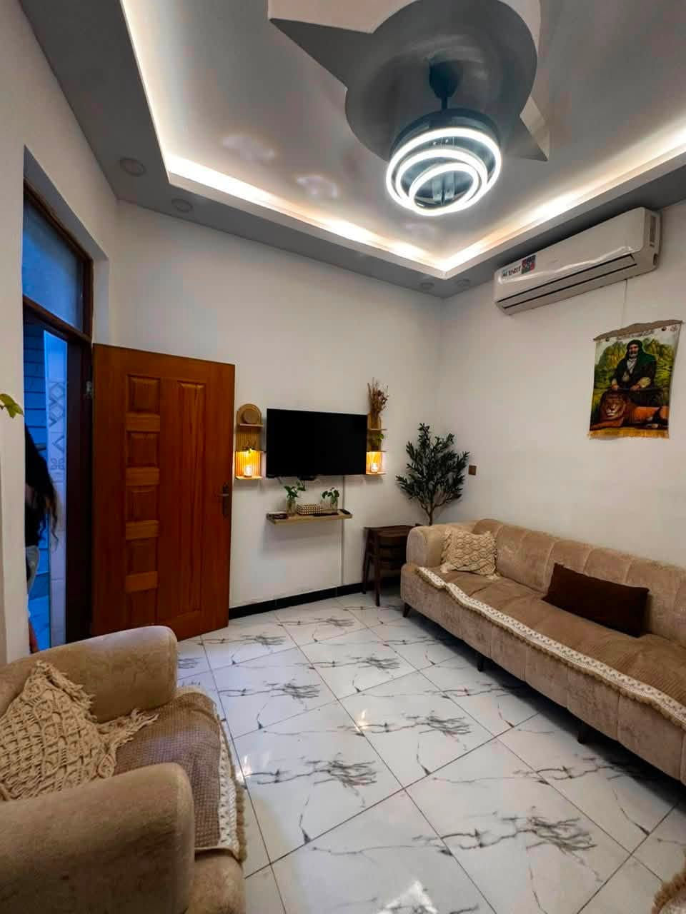 سلام عليكم ممساحه 50م
دورة شارع ابو چير شارع خط النفط 
بيت زراعي سند 25
 2025 بناء
قرار محكمه
بيت بناء حديث يحتوي على
غرفتين
صاله كبيره 
استقبال 
مطبخ حار بارد 
حمامين 
بناء طابقين مع بيتونه وسطح
يحتوي على بلكونه 
3 خط فيز وطني 
إنترنت كهرباء ماء 
فرع يحتوي على تبليط 
عرض الفرع 12 متر
عيني البيت بي خطين مي وماطوين وتانكيين
صابغي صبغ الأصلي
خط مولد وخط نت
للستفسار اكثر ***********
سعر مناسب جدن لبيت جاهز من كولشي
