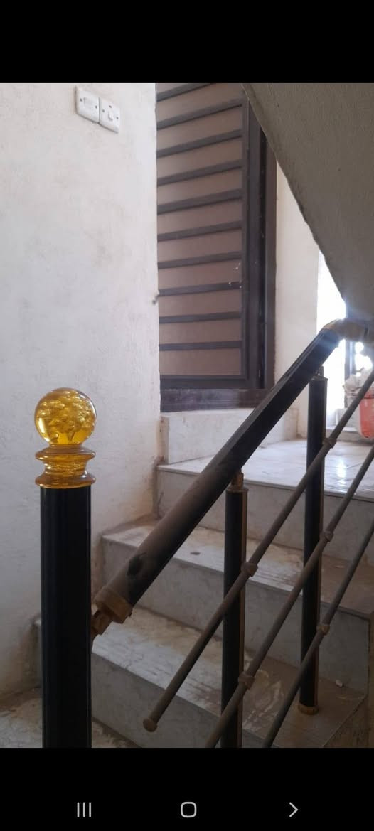 🏠 للإيجار – بيت ٦٦ متر
📍 الموقع: الدورة – الميكانيك، قبل الساعاتي، بفرع شارع مدرسة تطوان
🛣️ الشارع عريض جدًا ٢٥ متر
🏢 الطابق الثالث – بناء حديث ومعزول تمامًا
يتكون البيت من:
استقبال
صالة مفتوحة على المطبخ
مطبخ
غرفة نوم
حمام غربي
بالكون
ترك
عازل حراري بالسقف
المميزات:
سخان ماء
ماطور ماء
تانكي ماء معزول
جرس كهربائي
💰 الإيجار: ٣٠٠ ألف – قفل
🤝 التعامل مع صاحب الدار مباشرة
📞 للاستفسار: ***********
