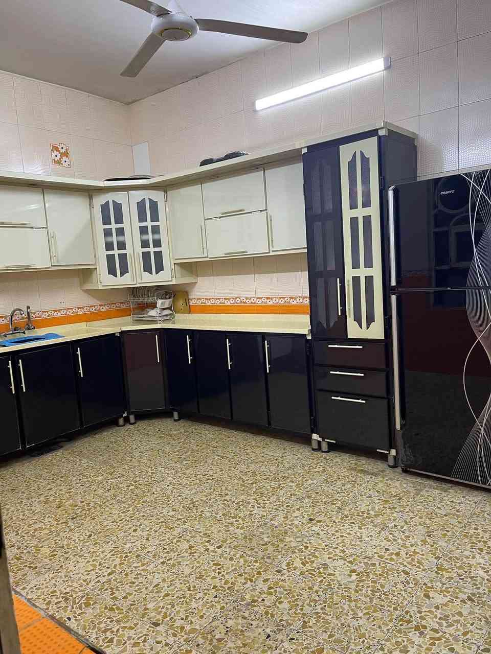 الدار للبيع
المساحة 100 متر 
الواجهة 5 النزال 20 
🟢 الطابق الاول استقبال + صالة + مطبخ وحمام وتواليت 
🟢 الطابق الثاني يحتوي على غرفتين  غرفة نوم وبلكونة + غرفة نوم سويت 
🟢 الطابق الثالث يحتوي على بيتونة وسطحين 
🟢 السعر / 315 مليون
العنوان / البلديات مضمار العابد قرب شارع الحشد 
رقم الهاتف /***********
