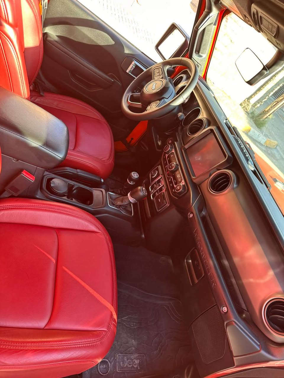 السلام عليكم 

جيب رانكلر 4Xe 2023 هايبرد ويليس وارد امريكي 

 السياره  Jeep Wrangler 4Xe 2023 2.0L 4 plug-in

حجم المكينه : 2000 تيربو + هايبرد + بلكن شحن خارجي

القدرة الحصانية 375  

الشحن يمشيك 30 ميل

المسافه المقطوعه : 32

                      
#اللون برتقالي مميز وداخل احمر بلادي 

1.قماره بانورما تنفتح كهرباء ع طول السياره
2.بصمه 
3.لوكير
4.كشافات 
6.شحن خارجي
7.بكلايت لد 
8. شاشه
9.سستم صوت دمام خلفي + امامي 
10.لايتات زنون هايلوجين
11.كشنات جلد داخل احمر بلادي 
12.سقص اسود بلادي 
13. تحكم استرين
14. ويل حجم 17
15. حساس خلفي
16.رادار جانبي 
17.تاير جبلي بلادي 

حادثها باب وجاملغ خلفي صبغ بدون ايرباك رقم بغداد السعر مكاني بغداد الدوره ***********
