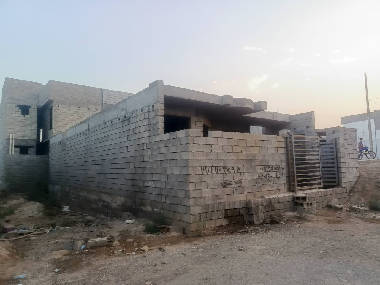 🔥🔥هيكل كامل للبيع
180  📐📐
📍📍طريق صناعه لاوله 
 📃📃 سمد 25بيت مرتب وشغل درجه ولاله من لساس لحد سكف يعجبك تشوفه روح عليه 
***********📞📞
