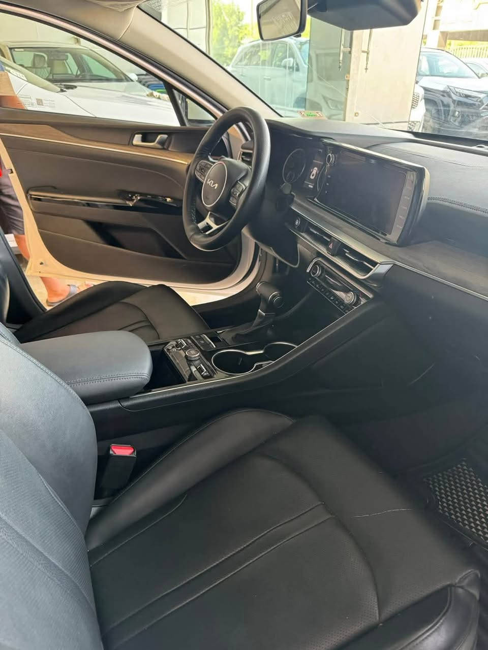 السلام عليكم👋🏻. 

للبيع K5 2024 1/1 1600 توربو لون ابيض 🤍

موصفات السيارة : 🚘

- شاشة كاميرا 
- كشنات جلد وتدفئه وتبريد وكهرباء 
- تشغيل عن بعد
- حساسات خلفية وامامية 
- نقط عمياء 
- بانورما 
- تبريد قطعتين 
- مودات قياده 
- تحكمات ستيرن 
- هند بريك بصمه 

السيارة امريكية بيها بنيد ودعامية تبديل فقط ، ودعاميه خلفية صبغ اكفلك ياها من شواصي ولغود ودواخل ولحيم ، كير مكينة اكسل كله كفاله 
السيارة رقم بغداد تحويل ثاني يوم ماشية 36 الف كيلو السيارة دينار متصرف عليها غير بانزين ودهن جديدة معنى الكلمة 🤍.

مكان السياره سيدية 📍

السيارة سعرها 188 وبيها مجال كلش قليل🤍. 

*********** 📞
