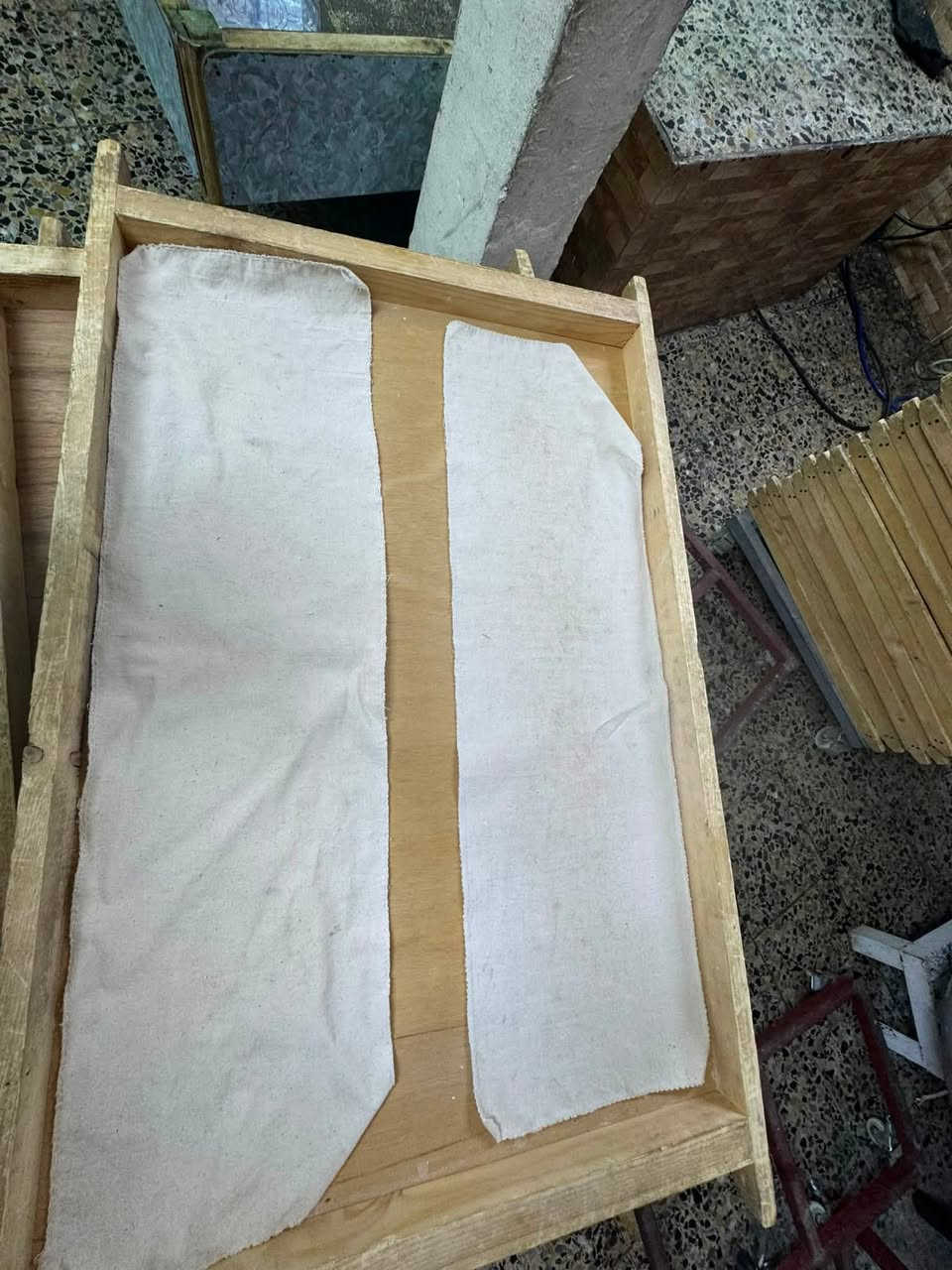 سلام عليكم طاولات وتسكا للبيع***********

