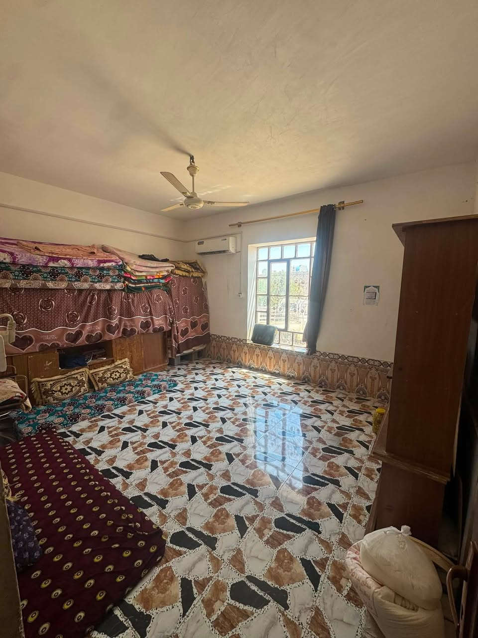 السلام عليكم من رخصت الادمن
بيت للبيع علا الحولي قرب شقق الارامل بسد بيت محمد رزج
البيت مساحته ٣٠٠ وراه كاع مساحته ٣٠٠ 
البيت مكون من غرف ثنين وصاله وصحيات ومطبخ وهول وديوان 
البيت كله سيراميك بس الدرج بعد مو كامل سيراميك 
السعر ٤٢ مليون وبي مجال يرهم مراوس علا بيت حسب الاتفاق الاستفسار اتصل ودلل ***********
