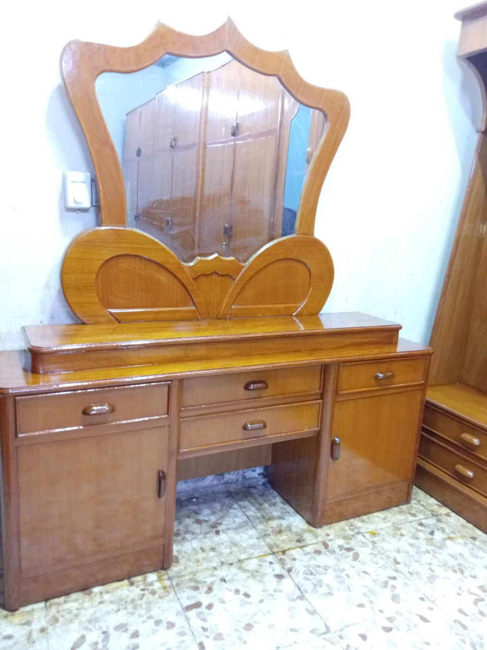 مكلف بلنشر غرفه تسكام نجاره صاج داخل وخارج ظهر جرجوبه درجه اولى سته طابقين للبيع للاستفسار الاتصال على الرقم ***********
