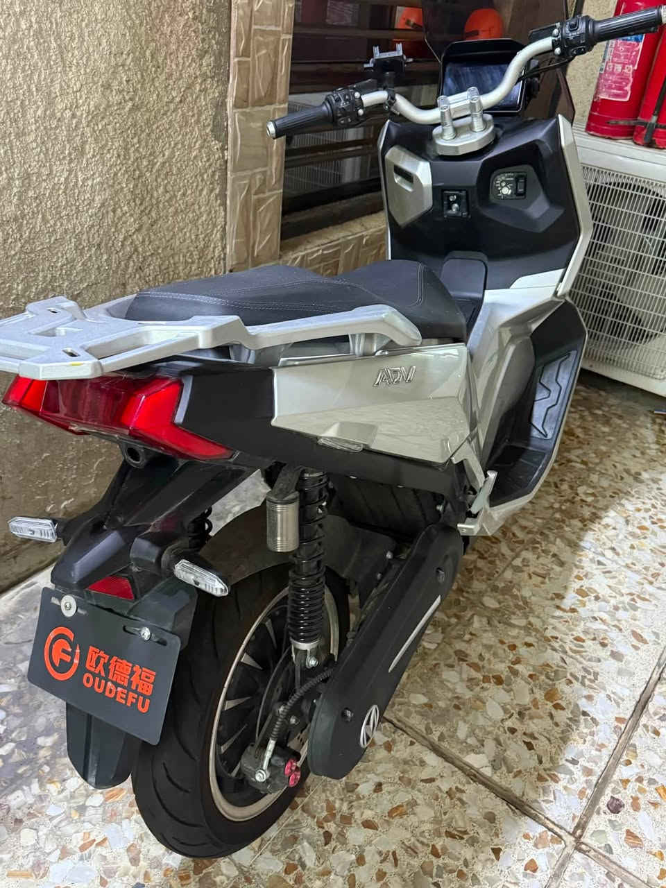 دراجة تي ماكس شحن 

ماشي بيهه يمكن سبوع وطبكتهه بالكراج بعد مطلعت بيهه ابدا 
شخط واحد مابيهه 

اخوان لحد يقارنهه بالدراجات الشحن السوكيه 
هيه بطارية ليثيوم تمشيك 120 كيلو الشحنه الوحده
سرعتهه 150 
حجم الملف 4000 واط مو 2000 ولا 2500 

الشاشه مالتهه tft يعني لاتعلك ولا بيهه اي مشاكل
بريكاتهه دسكات امامي وخلفي هيدروليكي 
اضائتهه led بالكامل امامي وخلفي 

وجامه حاجز امامي للهواء يصعد وينزل تتحكم بي 
الدبلات الخلفيه مزوده بغاز نيتروجين لتوفير ثبات وامتصاص للطسات 

شتريتهه ب3 ملايين و 500 الف وموجود المعرض الي شتريتهه من عنده ادزلك الرابط وتشوف سعرهه بعينك

 سعرهه خاص
مكانهه بغداد حي الجهاد 
***********
