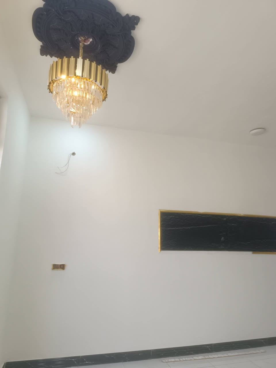 🏡 بيت للبيع – بناء حديث وجاهز للسكن 🏡

📐 المساحة: 200 متر
📜 طابو زراعي باسم عراقي – سند 25

✨ مواصفات البيت:
🔹 غرفتا نوم
🔹 استقبال واسع
🔹 مطبخ مفتوح على الصالة
🔹 صالة كبيرة
🔹 درج دائري أنيق
🔹 صحيات داخلية وخارجية
🔹 كراج سيارة
🔹 حديقة
🔹 بناء حديث ومرتب من جميع النواحي
🔹 البيت فارغ وجاهز للسكن

✅ الاستلام الفوري عند إبرام العقد

📍 الموقع: البصرة – أبي الخصيب – العاكوليه– الطريق الوسطي

💰 السعر: 90 مليون دينار عراقي
🔸 قابل للتفاوض

📞 للاستفسار:
***********
أبو مهدي

🏘️ نستقبل جميع العروض العقارية في محافظة البصرة

#عقارات_البصرة #أبي_الخصيب #بيت_للبيع #العاكوليه #فرصة_سكن
