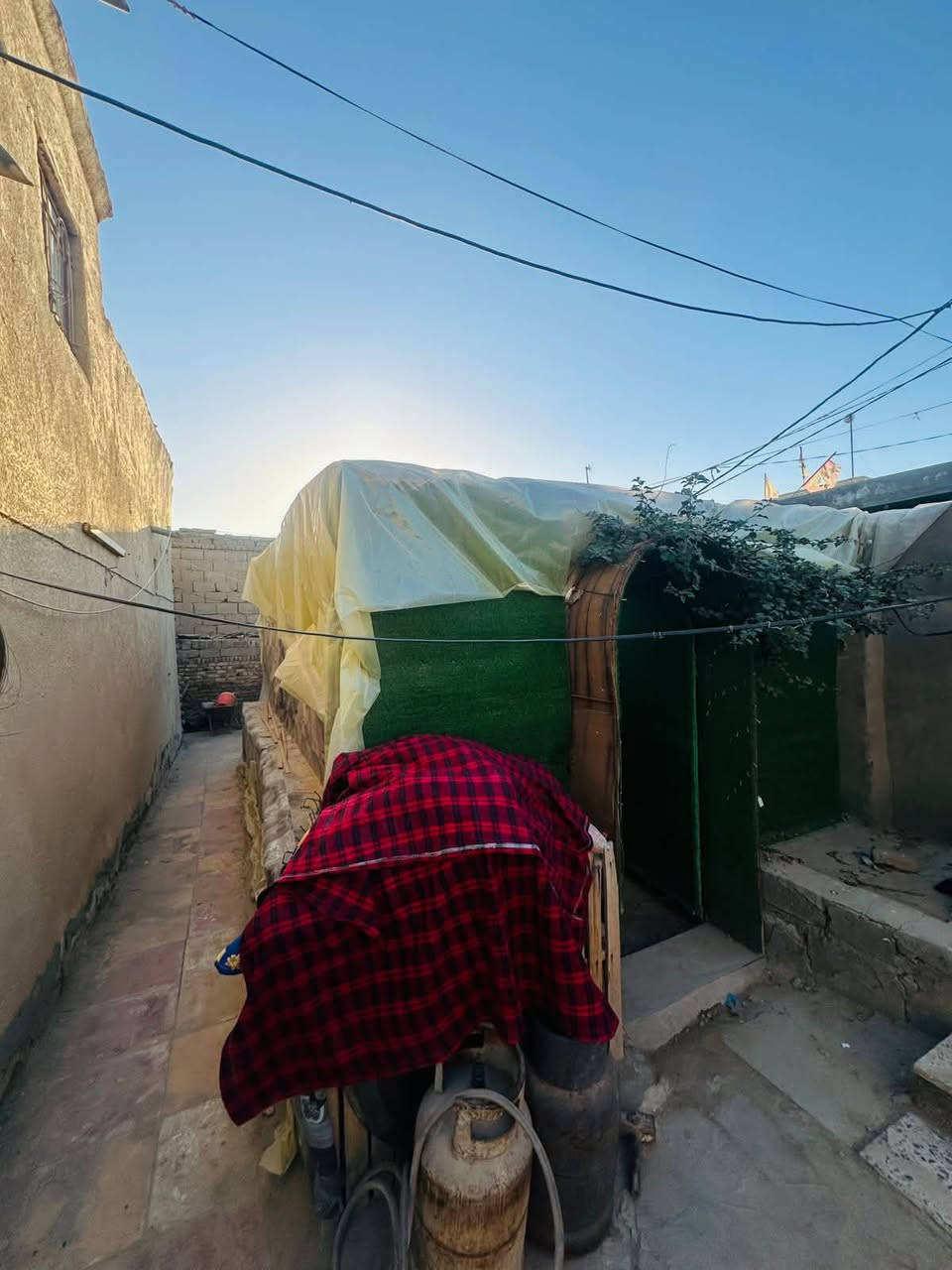 السلام عليكم بيت للبيع ب الرميثه منطقى الجزره البيت مساحه 550  يحتوي على ٣ غرف نوم +صاله 7 امتار + مطبخ 
صحيات داخليه +حديقه وكراج +حديقه مغلقه  +براني. 13متر مع صحيات وطرمه معزوله عن البيت مع مباشره الجهد الخدمي. ب شارع. مي مجاري جاهزه وجاي يشتغلون مقرنص   للاستفسار مراسله او الاتصال ع رقم ***********

