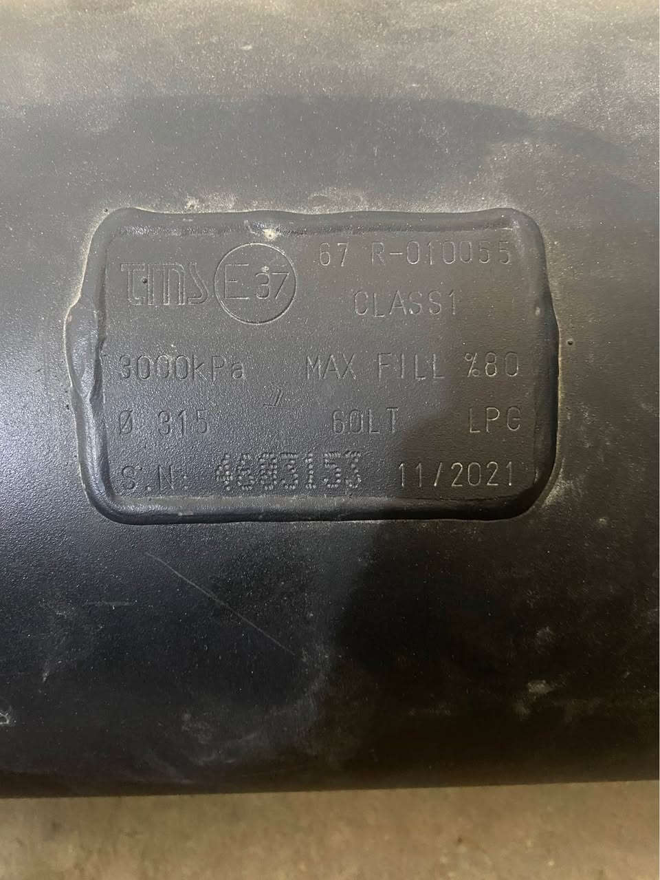 سلام عليكم 
منضومه غاز 60لتر كامله كل نقص مابيهه 
مكاني بغداد ***********سعرهه 150 بغداد, العراق

نص مكتوب في الصور:
- شنو يعني هاي الكتابه
- هاي الكتابة تخص خزان غاز LPG (غاز الطبخ/الغاز المسال)، والمعلومات الظاهرة بالصورة معناها تقريبًا:
- • رقم اعتماد وتصديق للخزان: R-010053 / 67 - E37 حسب المواصفات الأوروبية.
- • تصنيف الخزان: 1 CLASS.
- • ضغط الاختبار/التصميم المذكور على 3000 kPa: الخزان، يعادل تقريبًا 30 بار.
- • ممنوع تعبئة الخزان أكثر من 80%: 80% MAX FILL حتى يبقى مجال LPG من سعته، وهذا طبيعي بخزانات للتمدد.
- • قياس/قطر جزء من الخزان حسب 315Ø: مواصفة التصنيع.
- • سعة الخزان 60 لتر: 60LT LPG.
- • الرقم التسسلي للخزان: S.N.
- • تاريخ التصنيع أو التأشير، ويبدو شهر 11 :11/2021 سنة 2021.
- إذا تريدين، أگدر أوضح لك - هل هذا الخزان بعده صالح لللاستخدام؟
- اسأل ChatGPT