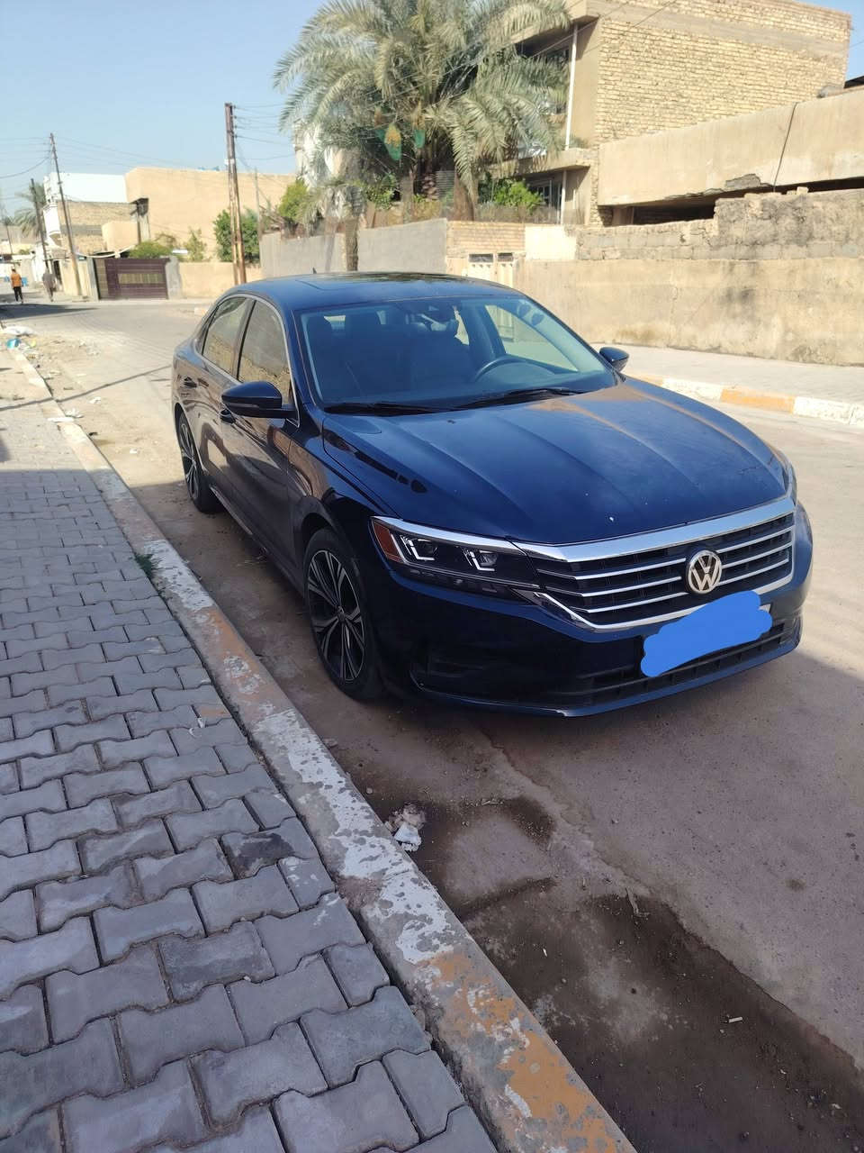 باسات 2022 كلين تايتل مكانها بغداد
سعرها 159$

***********
***********

مواصفات
 المحرك والأداء
المحرك: 2.0 TSI تيربو، 4 سلندر.
حقن مباشر للبنزين.
القوة: 174 حصان.
العزم: 206 lb-ft ≈ 280 نيوتن.م.
ناقل حركة أوتوماتيك 6 سرعات Tiptronic.
دفع أمامي FWD. �
streetvw.com +1
استهلاك EPA: 24 مدينة / 36 طريق / 28 مجمع MPG.
خزان الوقود: 18.5 غالون ≈ 70 لتر. �
Edmunds
🛋️ الداخلية

مقاعد V-Tex Leatherette (جلد
مقاعد أمامية مدفأة.
كرسي السائق كهربائي مع دعم قطني.
تكييف أوتوماتيك منطقتين.
تشغيل بصمة/دخول بدون مفتاح.
تشغيل عن بُعد Remote Start.
مقود وجير مكسوّان بالجلد.
Apple CarPlay وAndroid Auto.
3 منافذ USB-C. �
pictures.dealer.com +1
🌞 الفتحة
الـ SE تأتي بفتحة سقف زجاجية كهربائية تفتح وتميل، مع ستارة داخلية. �
Monroney Labels
🔦 الخارج
مصابيح LED أمامية وخلفية.
جنوط ألمنيوم 18 إنش.
مرايا كهربائية ومدفأة.
حساسات المطر والضوء.
طول السيارة حوالي 4.92 متر.
صندوق خلفي كبير حوالي 450 لتر. �
streetvw.com +1
🛡️ أنظمة الأمان
من أهمها:
Front Assist مع تحذير التصادم والفرملة التلقائية.
مراقبة النقطة العمياء Blind Spot.
Rear Traffic Alert.
Adaptive Cruise Control.
كاميرا خلفية.
ABS وESC.
مراقبة المشاة.
فرملة تلقائية بعد التصادم.
