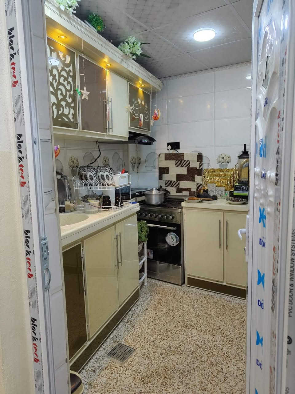 🏠 دار ركن للبيع في الموصل - رأس الجادة 🏠✨ فرصة مميزة لامتلاك منزل بموقع خدمي وقريب ✨📌 الموقع: الموصل - الجانب الأيمن - رأس الجادة (خلف البطاقة الموحدة).📐 المساحة: 103 متر مربع.📐 الواجهة: ركن.🧱 البناء: طابقين.📋 تفاصيل الغرف:4 غرف نوم بمساحات كبيرة.2 غرف نوم بمساحات صغيرة.⚖️ تفاصيل السند: ملك صرف، السند باسم شخص واحد وشرط التحويل المباشر.💰 السعر: 120 مليون دينار عراقي (وبيه مجال للجادين).📞 للاستفسار والتواصل:اتصال 
 ***********.. متوفر واتساب 
***********..
