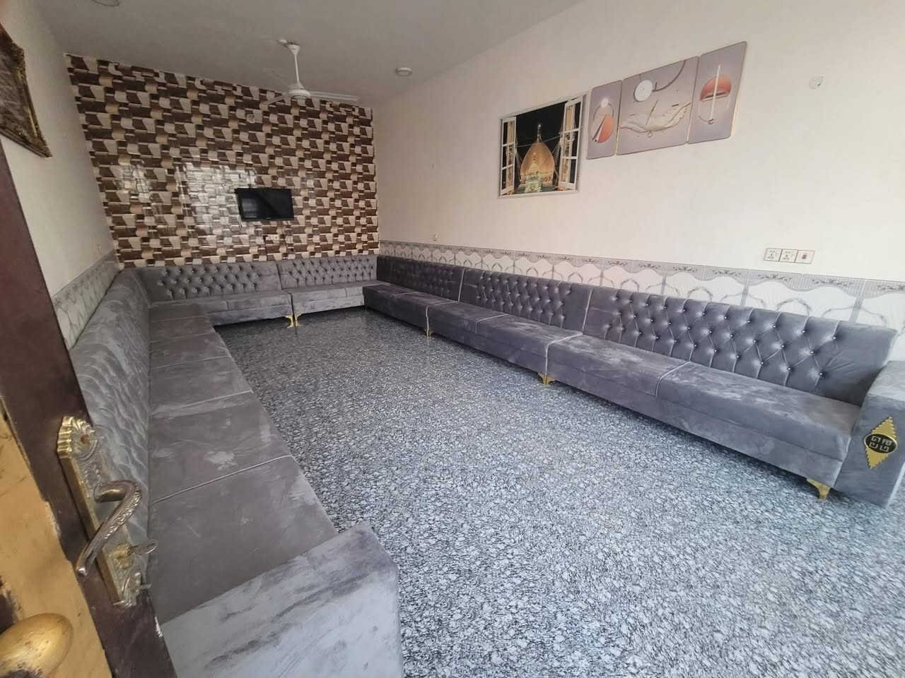 سلام عليكم ورحمه الله وبركاته
ديوان للبيع مستعمل قليل طوله 17متر 
السعر مليون 100وبي مجال 
***********
