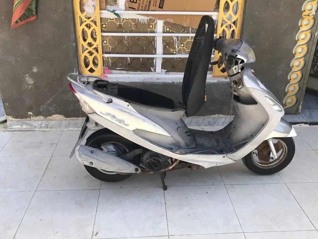 السلام عليكم دراجه ماكس منغولي بوشه 49بلاديه كلشي شغال بيه سلف هندر جاهزه شلعه ومعدل فول قفل سكان قفل جنطه دراجه عل وضع شركه كلشي شغال تواير جديده لايت زنون ابو مروحه كفرات الاصليه ومختمه مكاني الرميثه السعر خاص ***********
