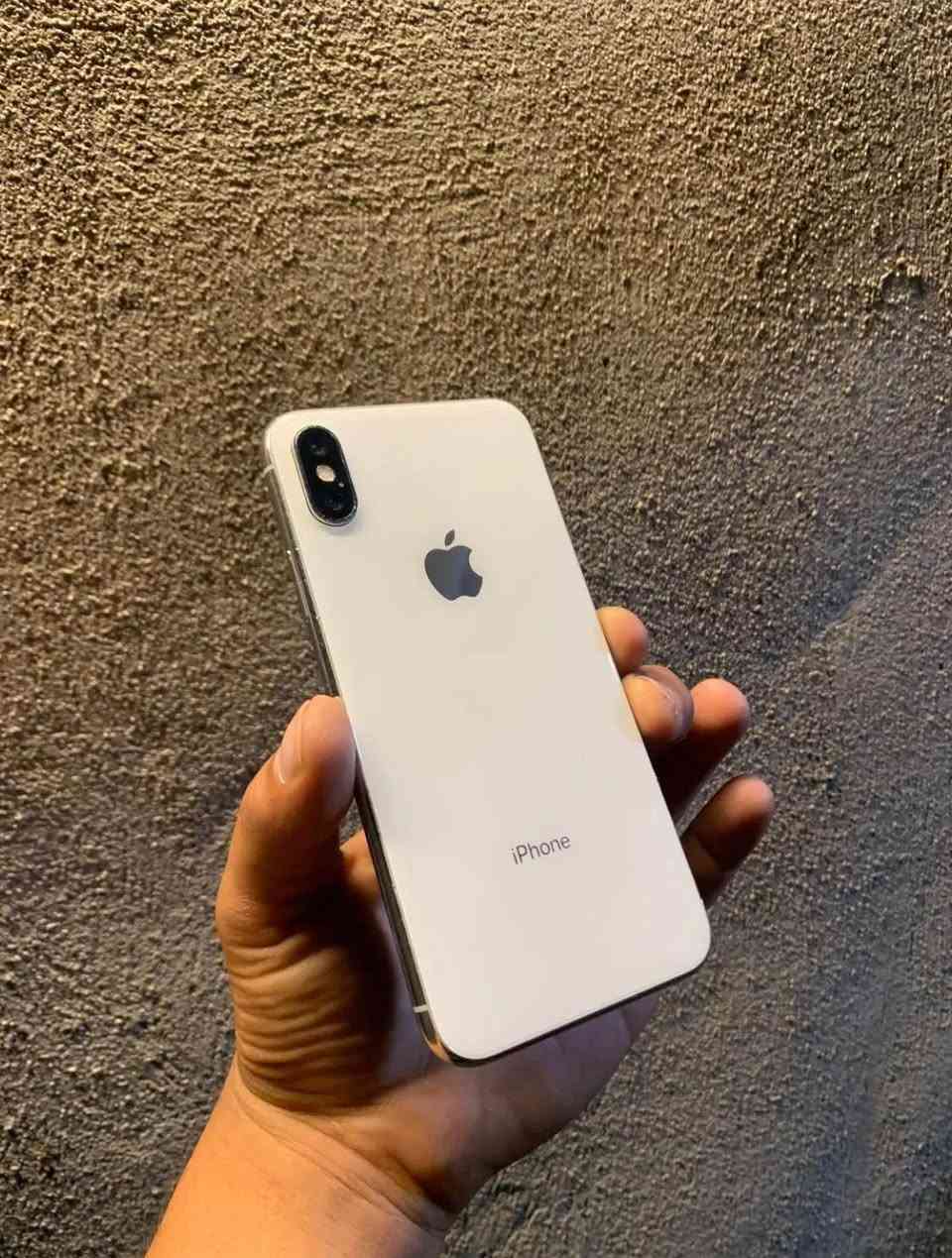 جهاز ايفون Xs 
ذاكره 64 كيكه
بطاريه 61 
نموذج M امريكي
سيم كارت واحد او يدعم شريحة الكترونيه يعني تكدر تسوي دبل سيم جهاز مابي اي عيب شاشه بلادي بطاريه بلادي بس فيس ايدي واكف الباقي شرط مابي اي عيب سيم كارت شغال واي فاي قوي كامراته حلوه للبيع سعر *********** كركوك, العراق
