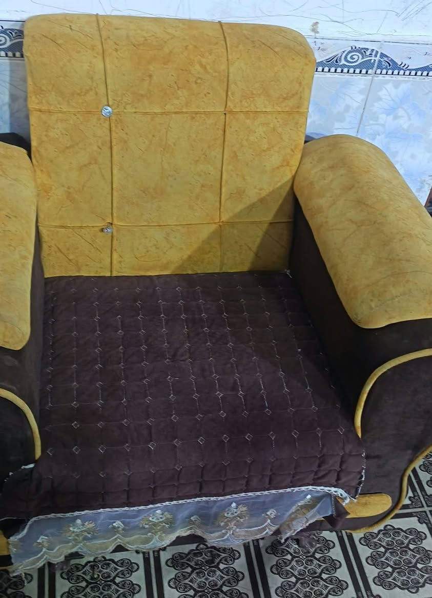 للبيع 
طخم قنفات خمس قطع  2اكبار وحده وصط و2 صغير  مستعمل للبيع  بحاجه الى تصليح  شوف العين  سعره 125  واتساب فقط  *********** 
ذي قار سوق الشيوخ.

